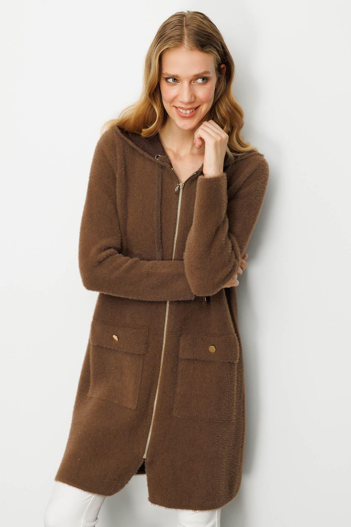 25011Kadın Kapüşonlu Cebi Metal Düğmeli Afrodit Kaban Kahve