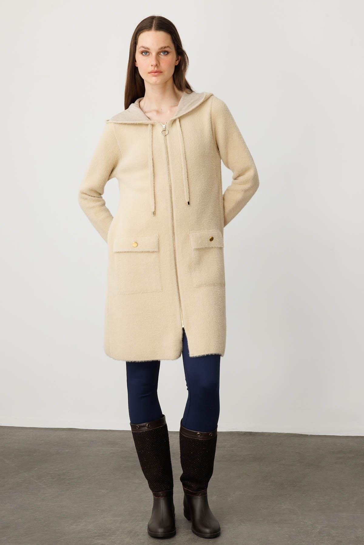 25011Kadın Kapüşonlu Cebi Metal Düğmeli Afrodit Kaban Bej