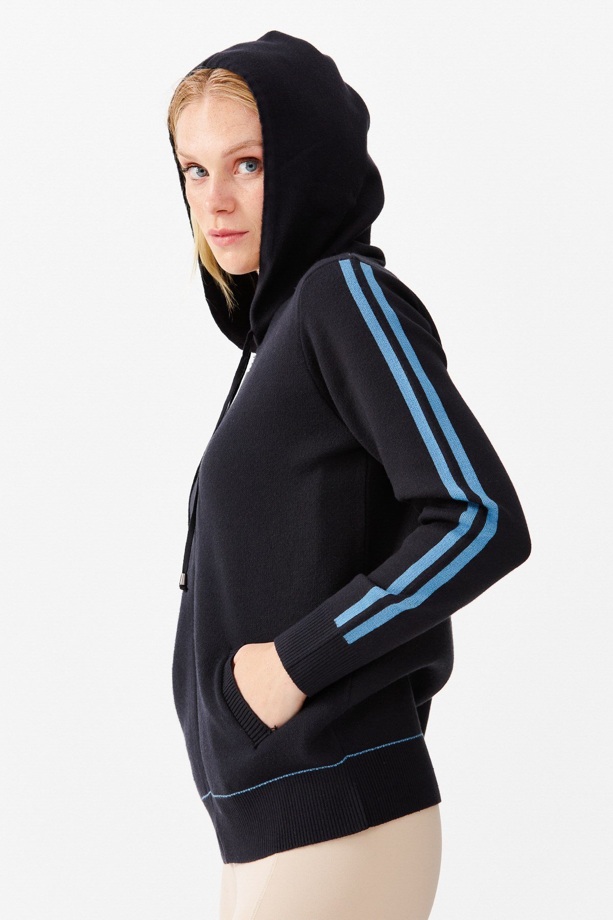 22307Женская куртка с капюшоном и рукавами в полоску сине - голубая