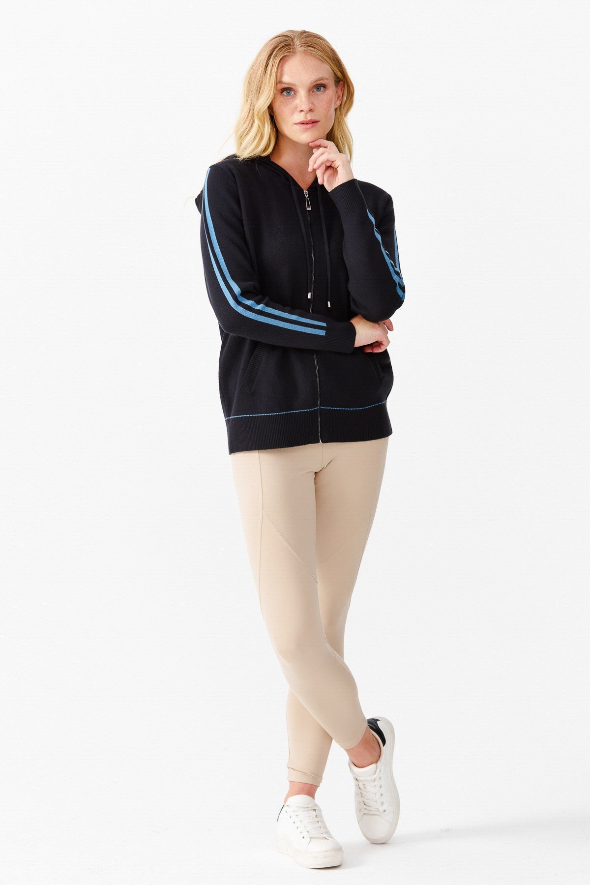 22307Женская куртка с капюшоном и рукавами в полоску сине - голубая