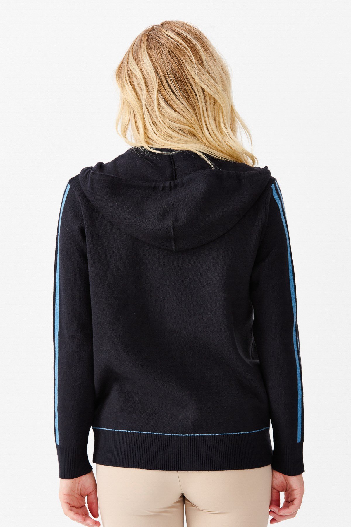 22307Женская куртка с капюшоном и рукавами в полоску сине - голубая