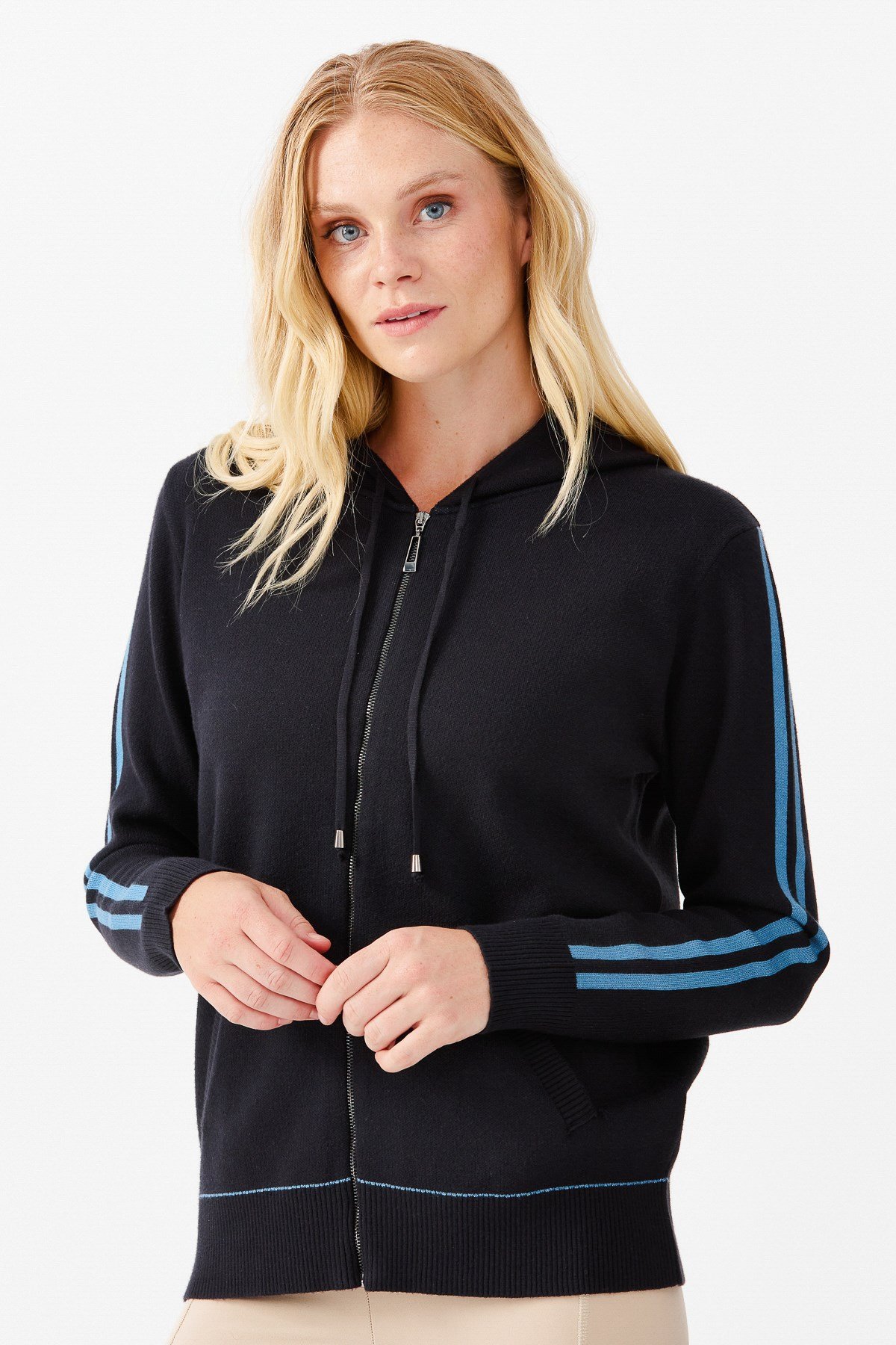 22307Женская куртка с капюшоном и рукавами в полоску сине - голубая