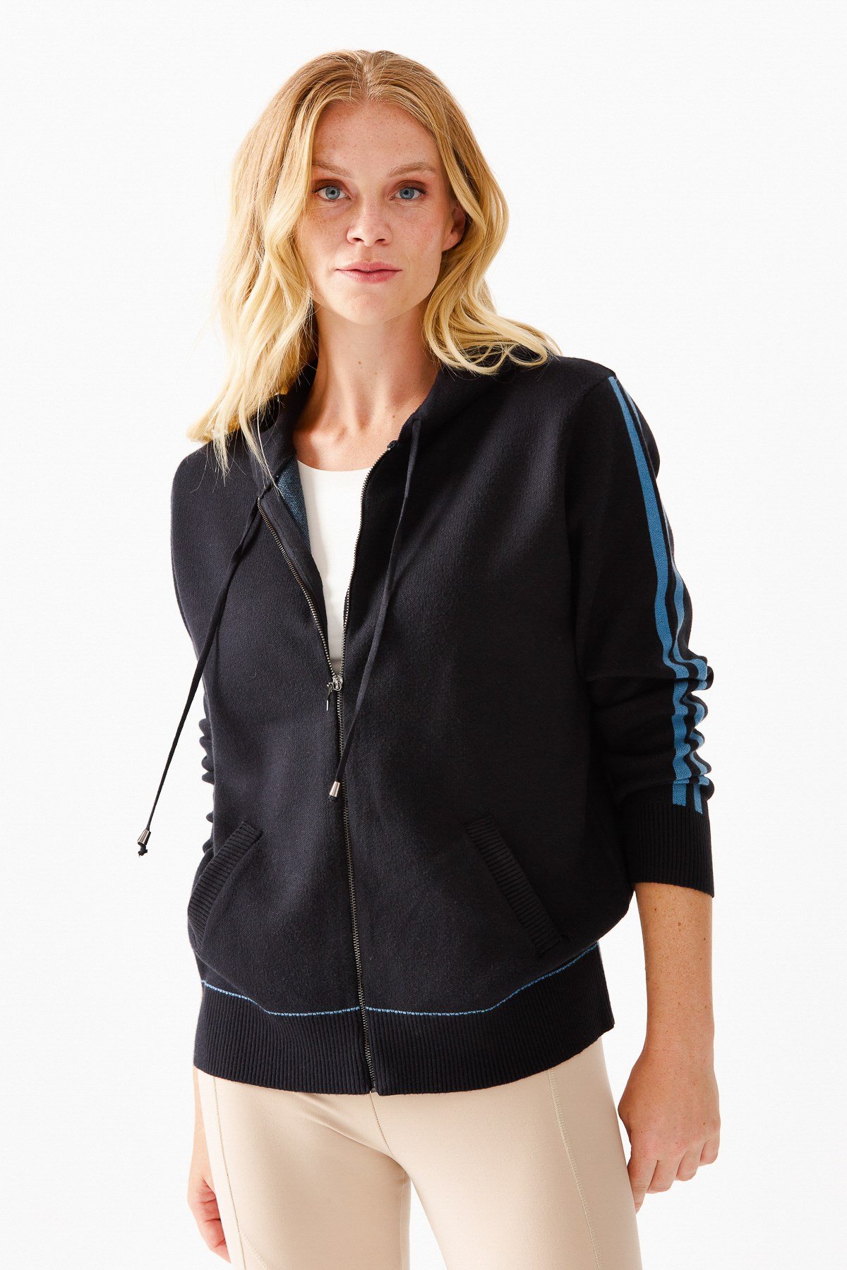 22307Женская куртка с капюшоном и рукавами в полоску сине - голубая