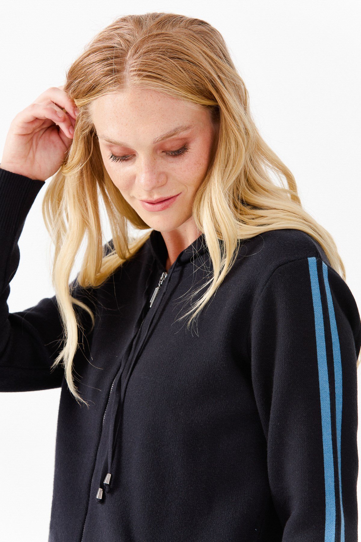 22307Женская куртка с капюшоном и рукавами в полоску сине - голубая