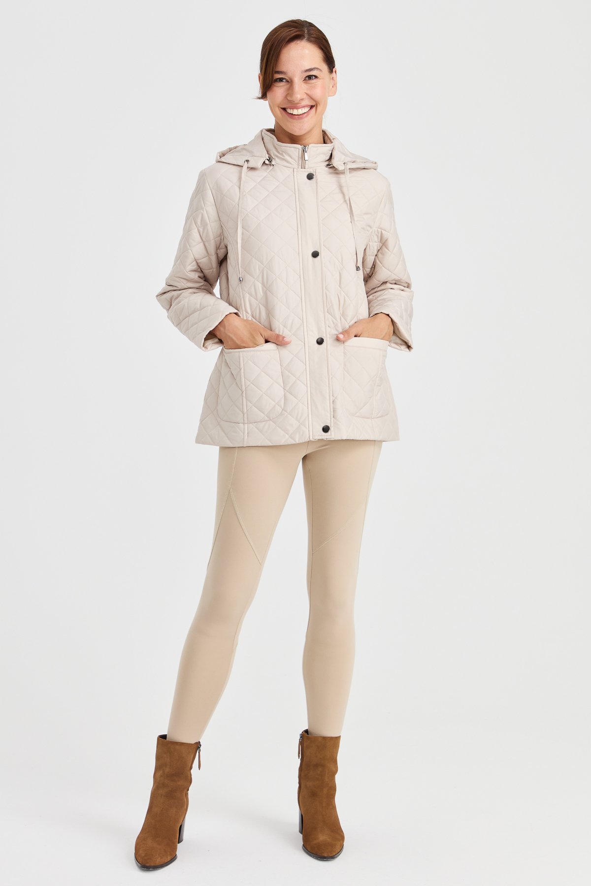 23405Kadın Kapüşonlu Dış Cepli Kısa Kapitone Ceket Bej