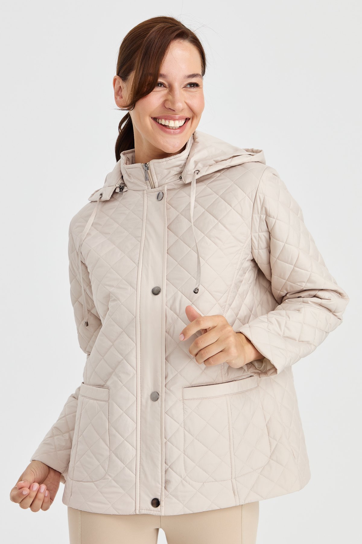 23405Kadın Kapüşonlu Dış Cepli Kısa Kapitone Ceket Bej