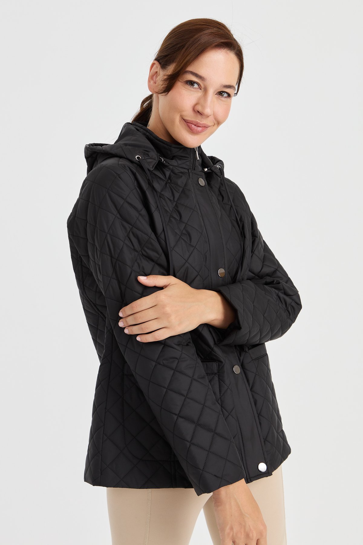 23405Kadın Kapüşonlu Dış Cepli Kısa Kapitone Ceket Siyah