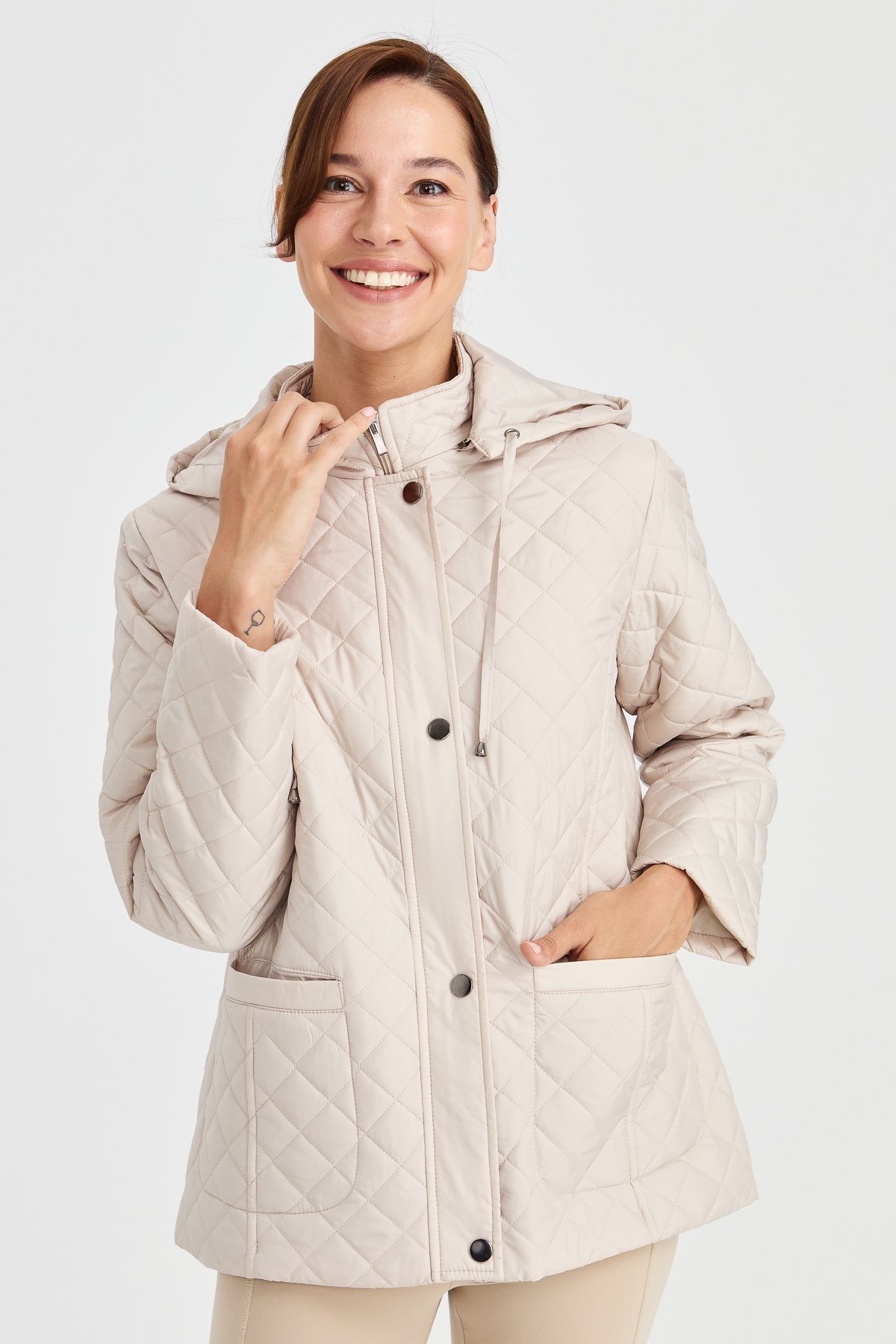 23405Kadın Kapüşonlu Dış Cepli Kısa Kapitone Ceket Bej