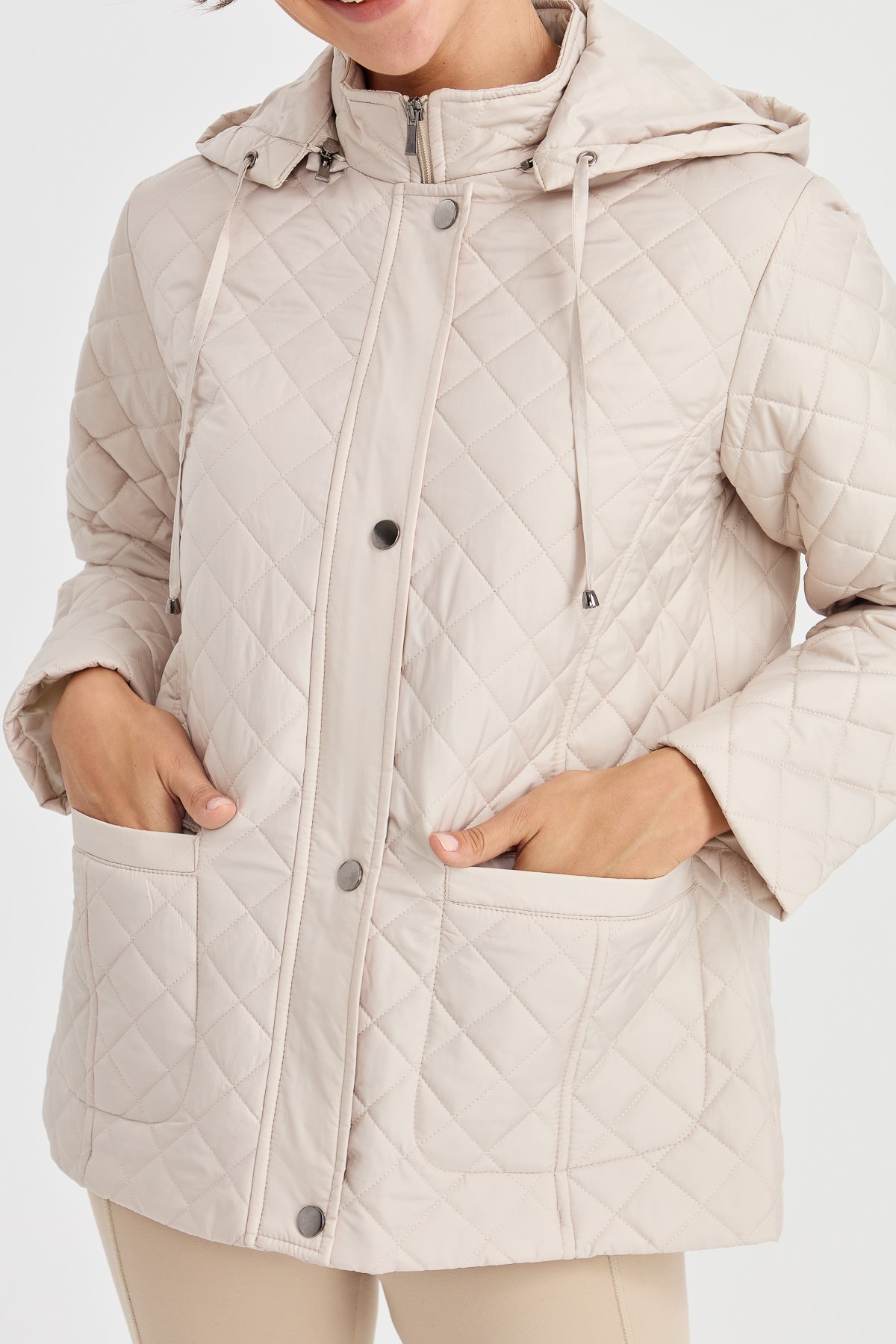 23405Kadın Kapüşonlu Dış Cepli Kısa Kapitone Ceket Bej
