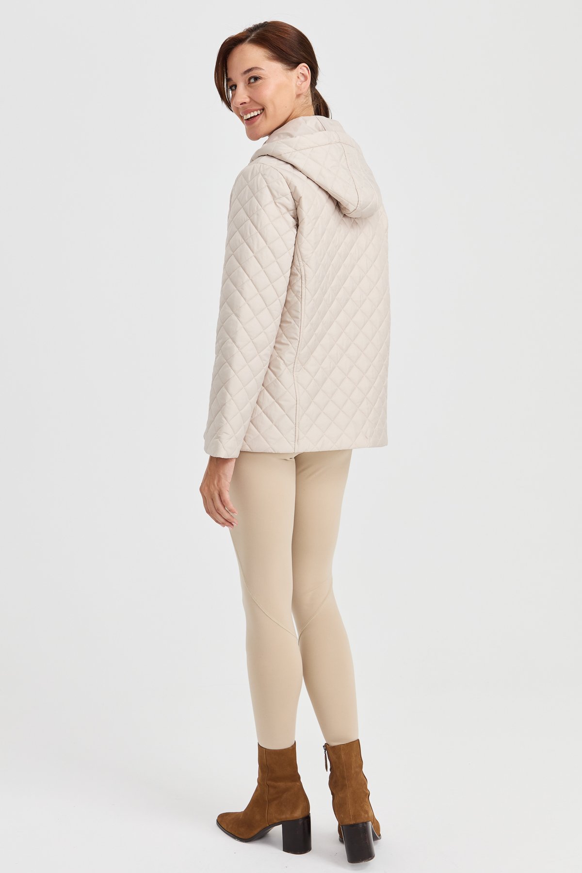 23405Kadın Kapüşonlu Dış Cepli Kısa Kapitone Ceket Bej