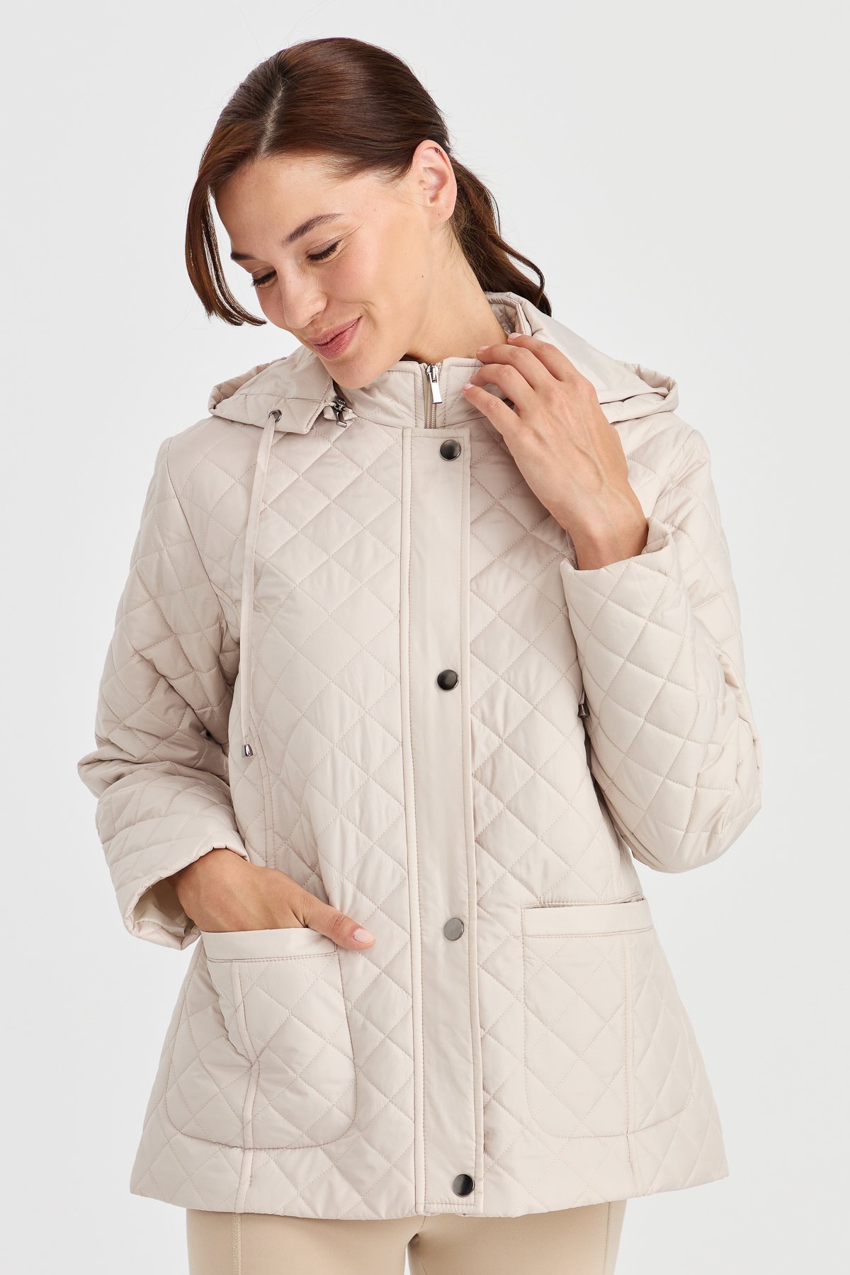 23405Kadın Kapüşonlu Dış Cepli Kısa Kapitone Ceket Bej