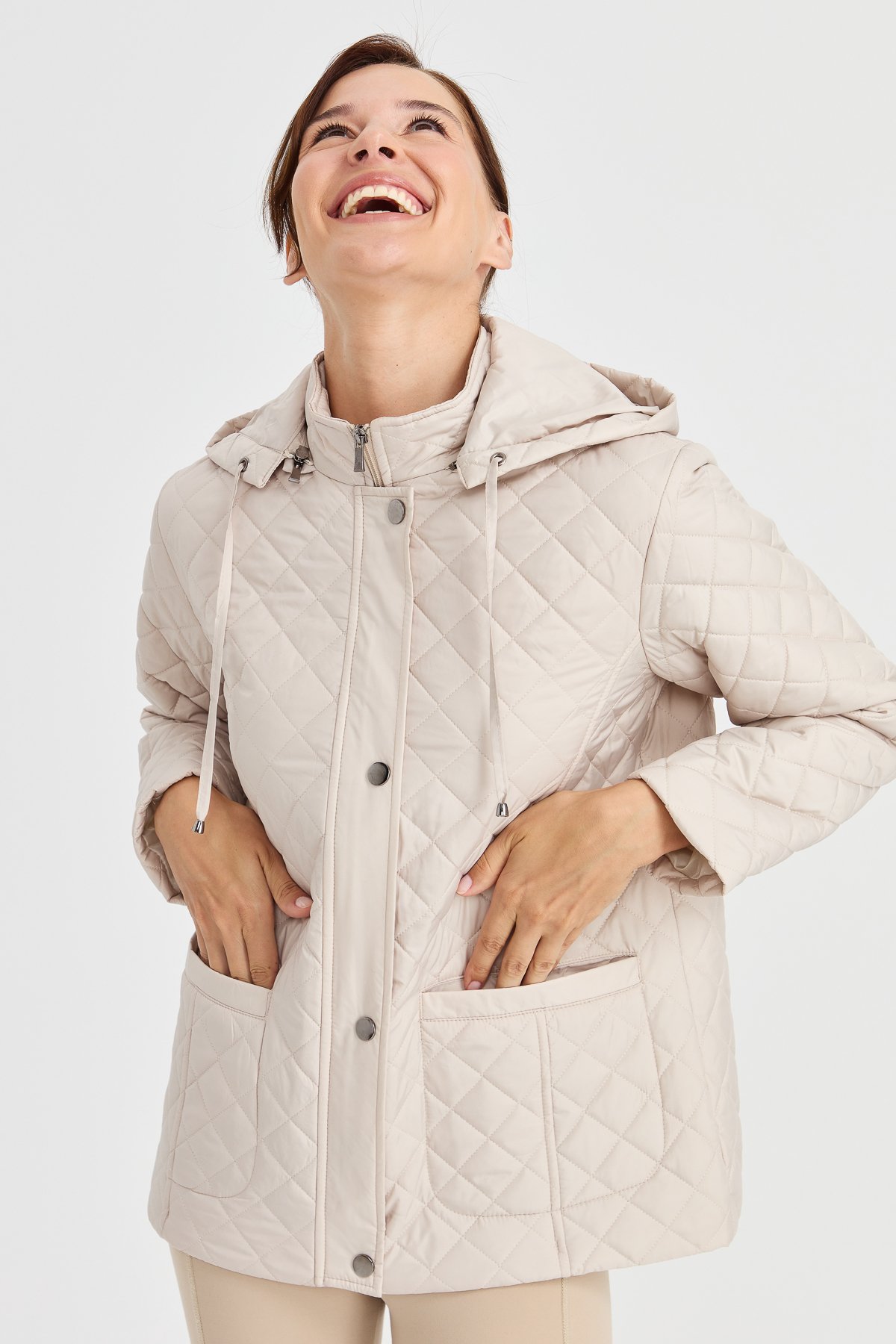 23405Kadın Kapüşonlu Dış Cepli Kısa Kapitone Ceket Bej