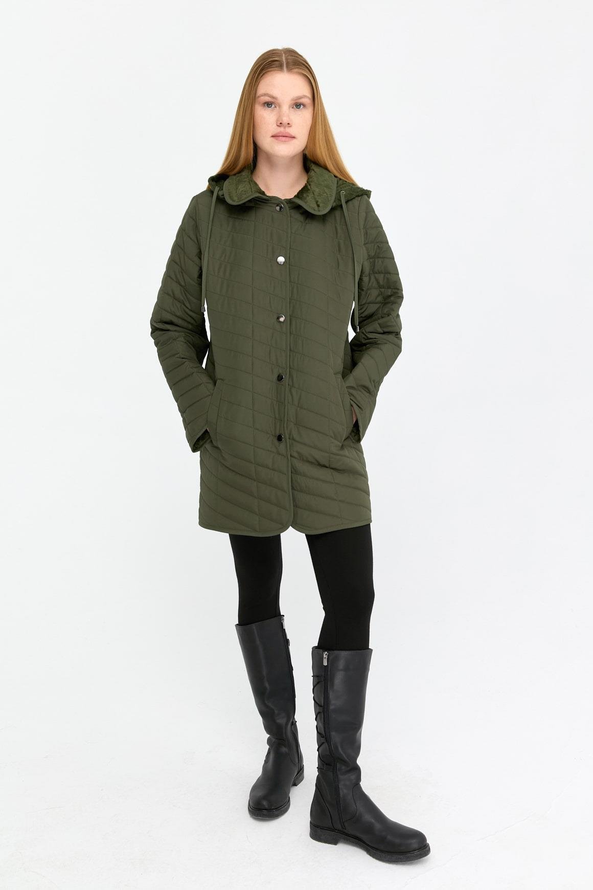 24421Kadın Kapüşonlu Enine Çizgili Araboy Kapitone Kaban Haki