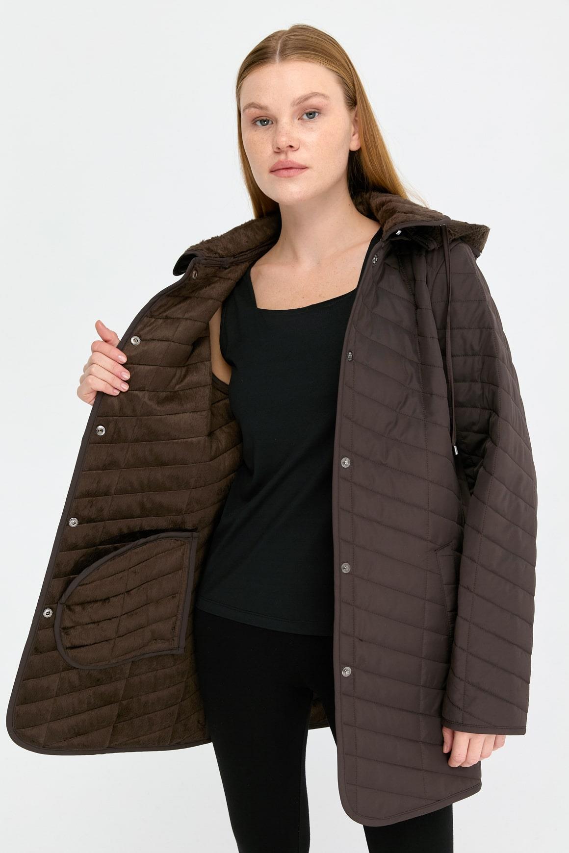 24421Kadın Kapüşonlu Enine Çizgili Araboy Kapitone Kaban Kahve