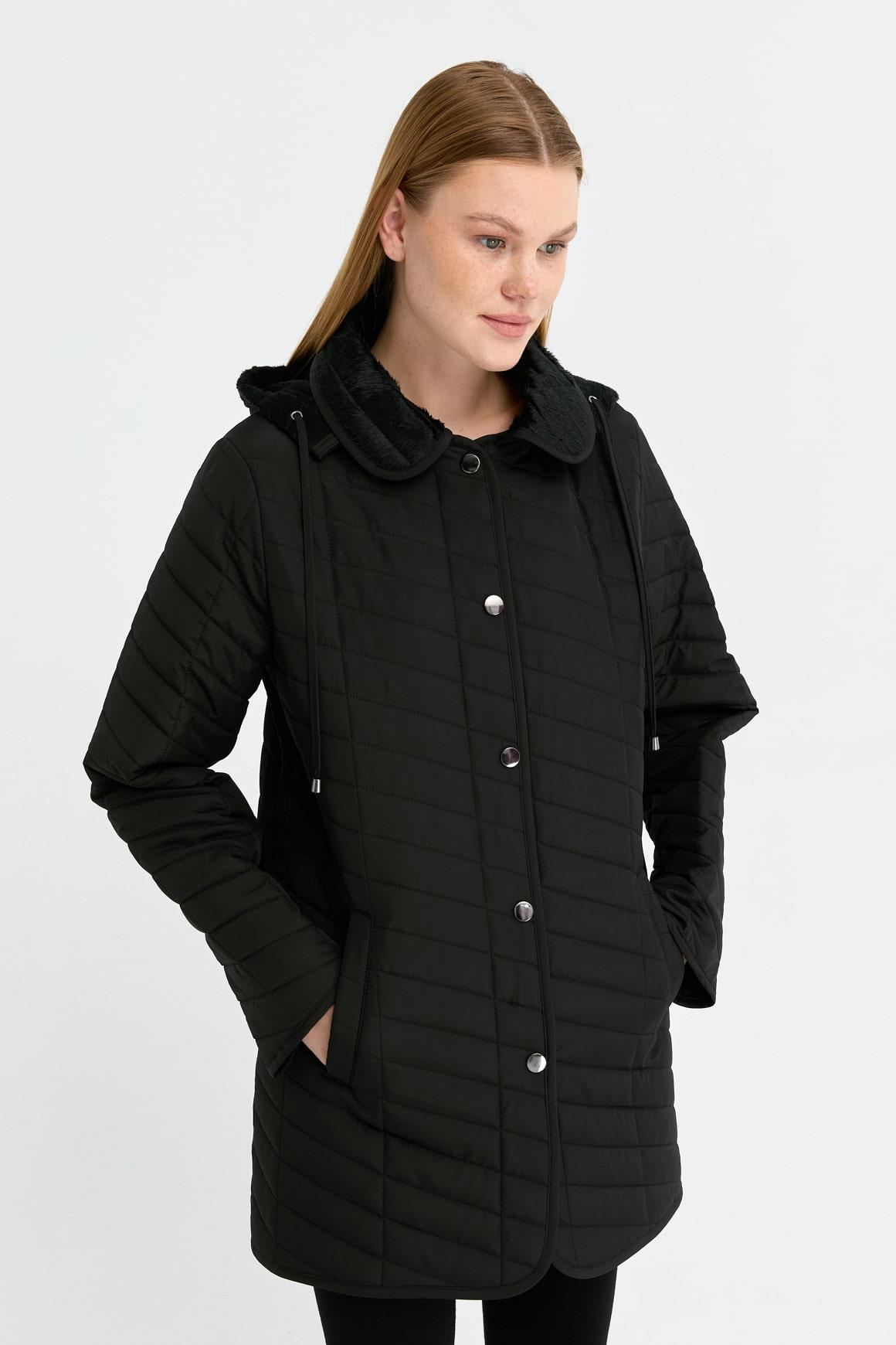 24421Kadın Kapüşonlu Enine Çizgili Araboy Kapitone Kaban Siyah