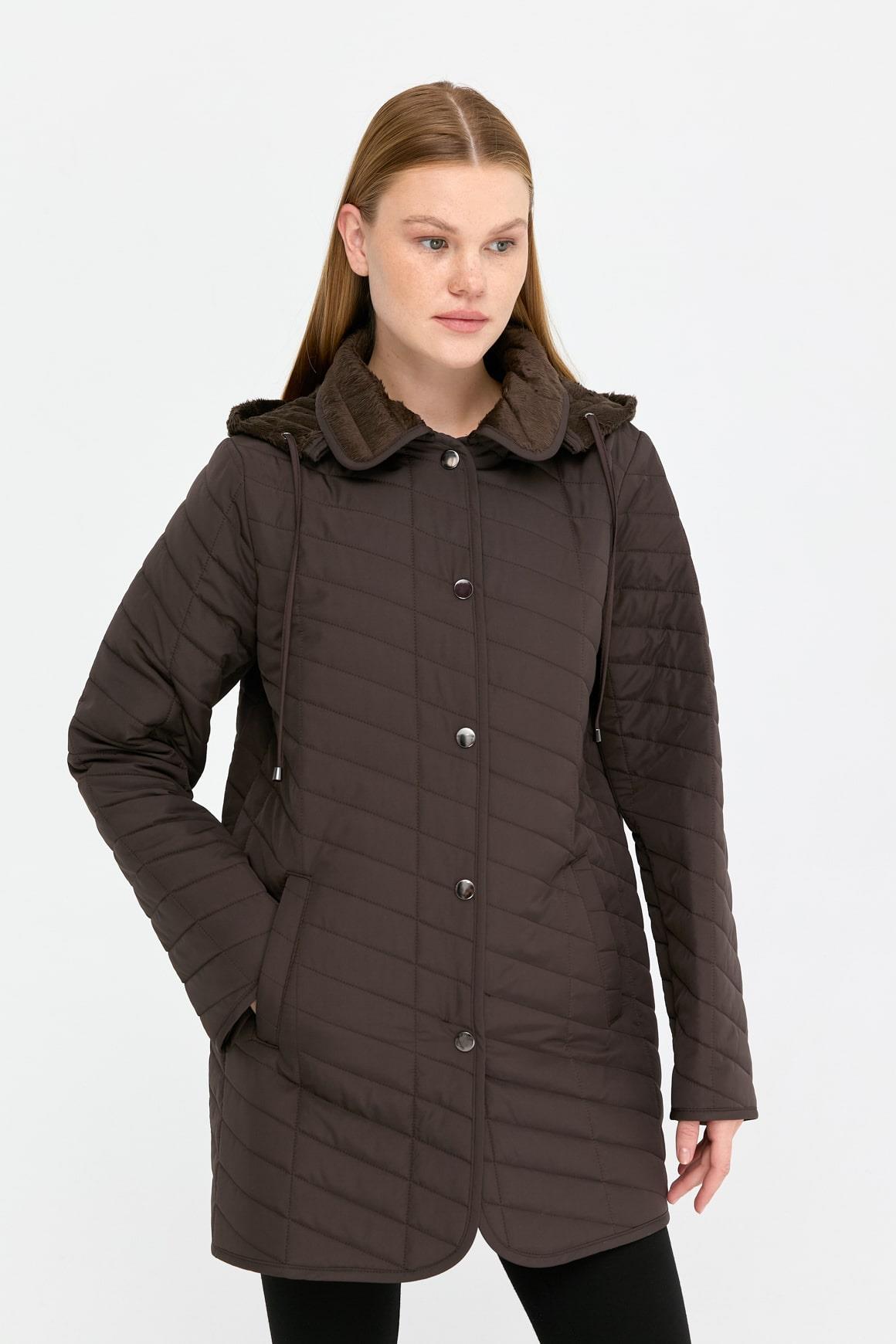 24421Kadın Kapüşonlu Enine Çizgili Araboy Kapitone Kaban Kahve