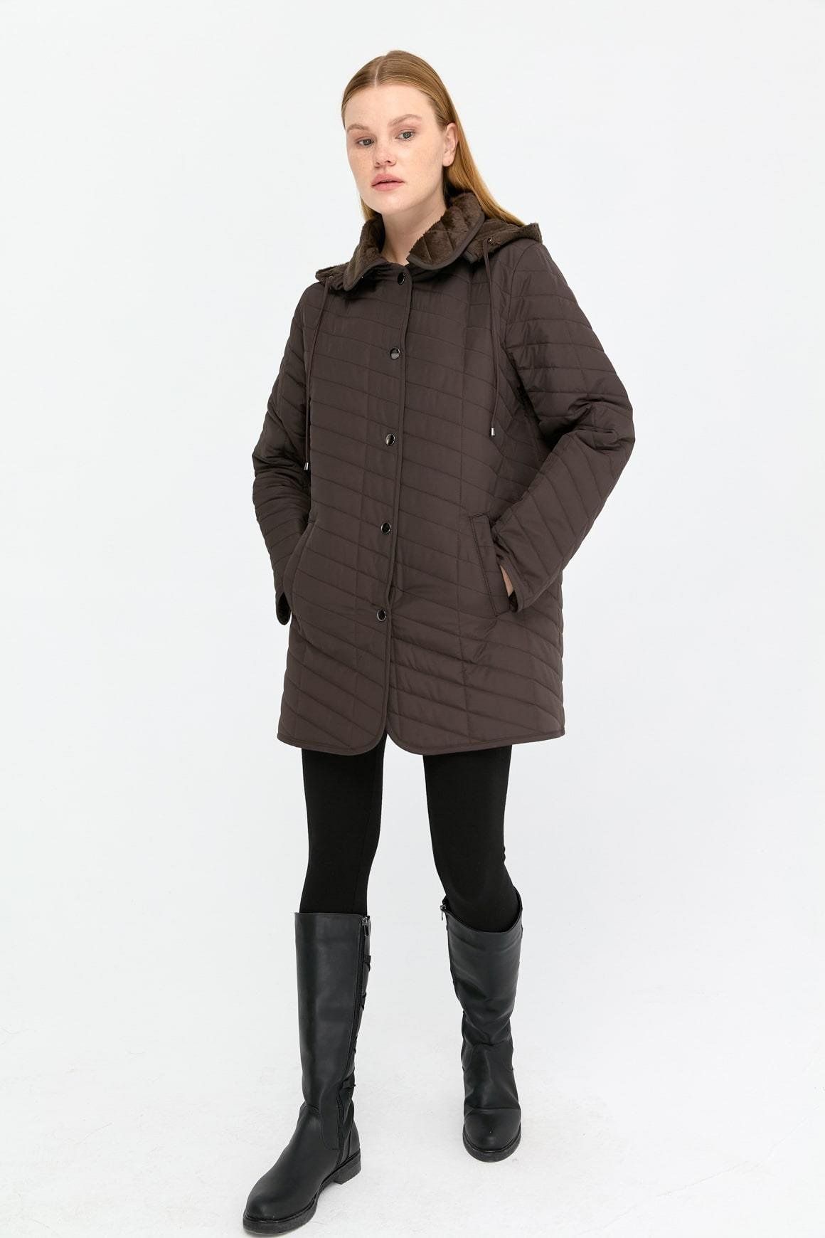 24421Kadın Kapüşonlu Enine Çizgili Araboy Kapitone Kaban Kahve