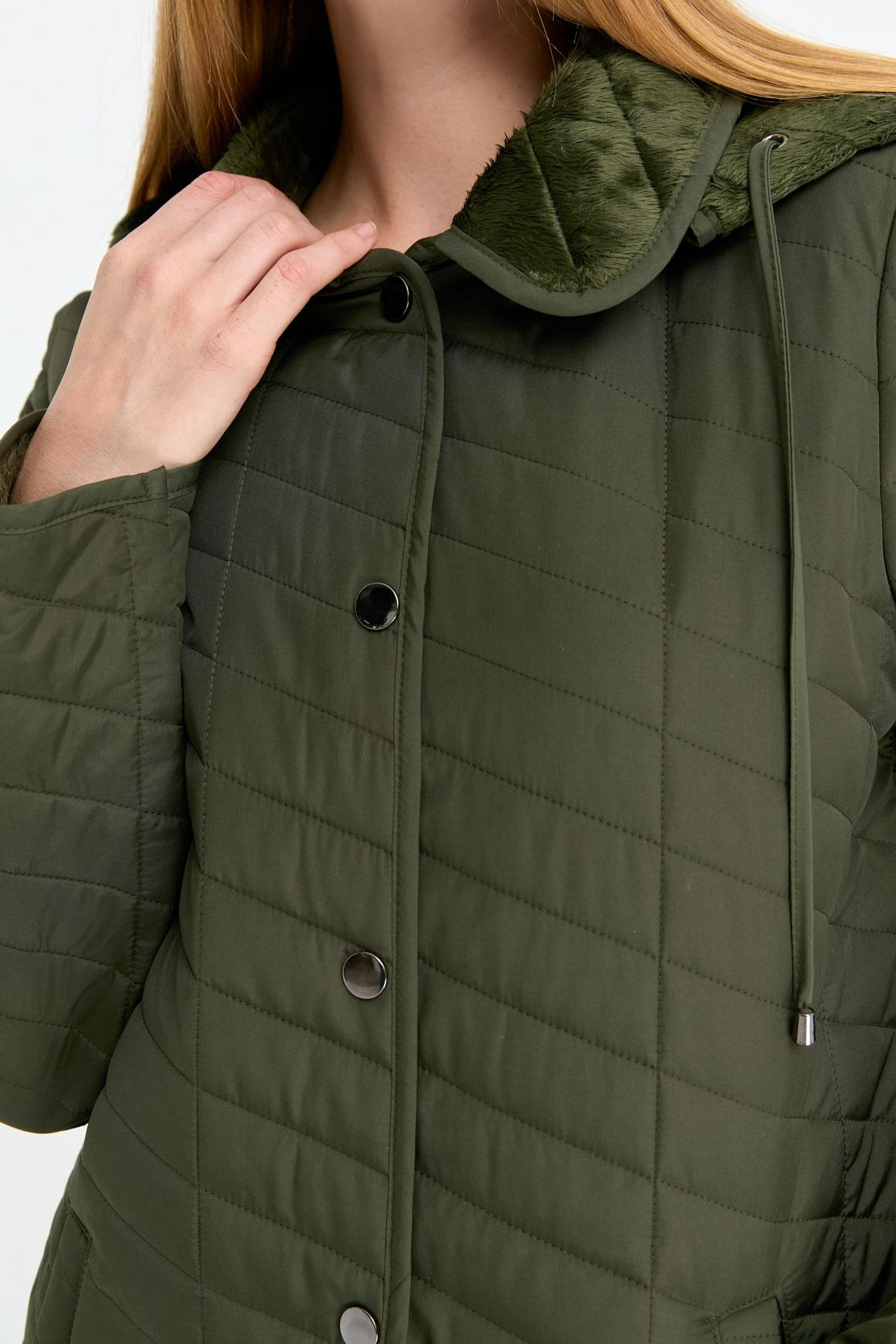 24421Kadın Kapüşonlu Enine Çizgili Araboy Kapitone Kaban Haki