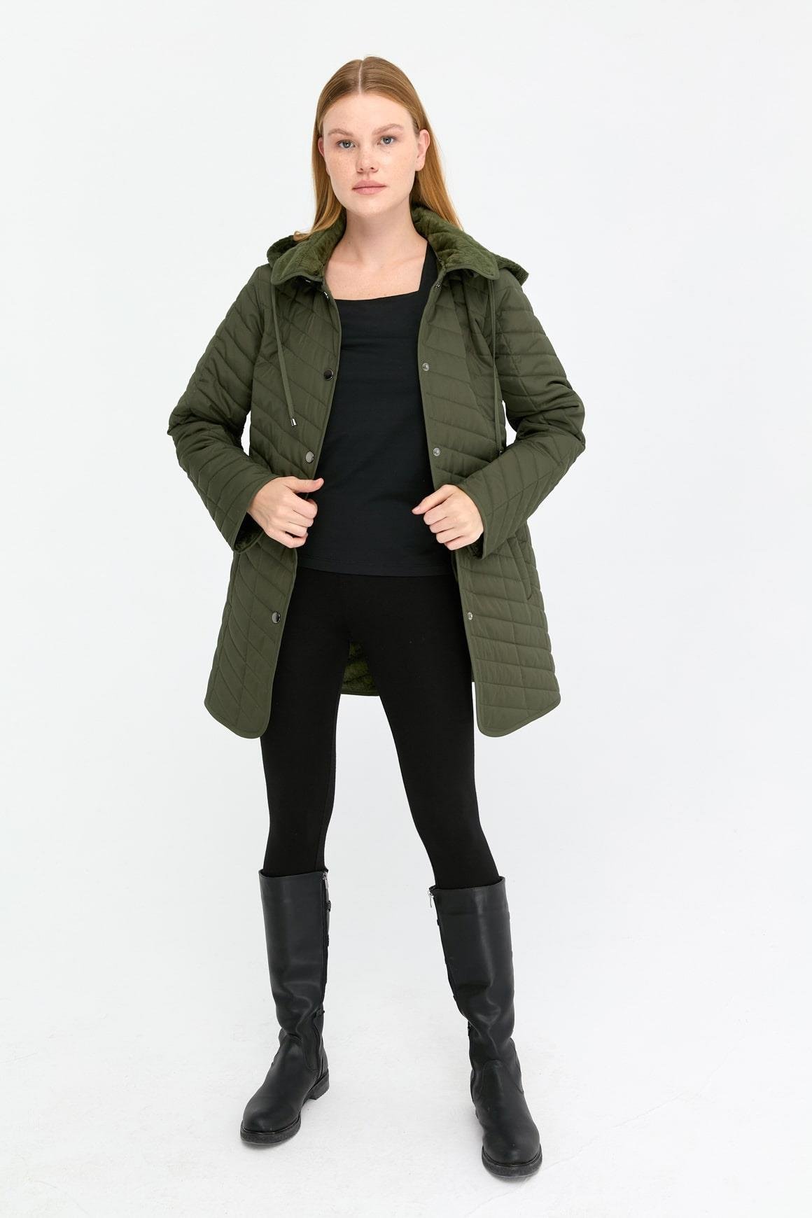 24421Kadın Kapüşonlu Enine Çizgili Araboy Kapitone Kaban Haki