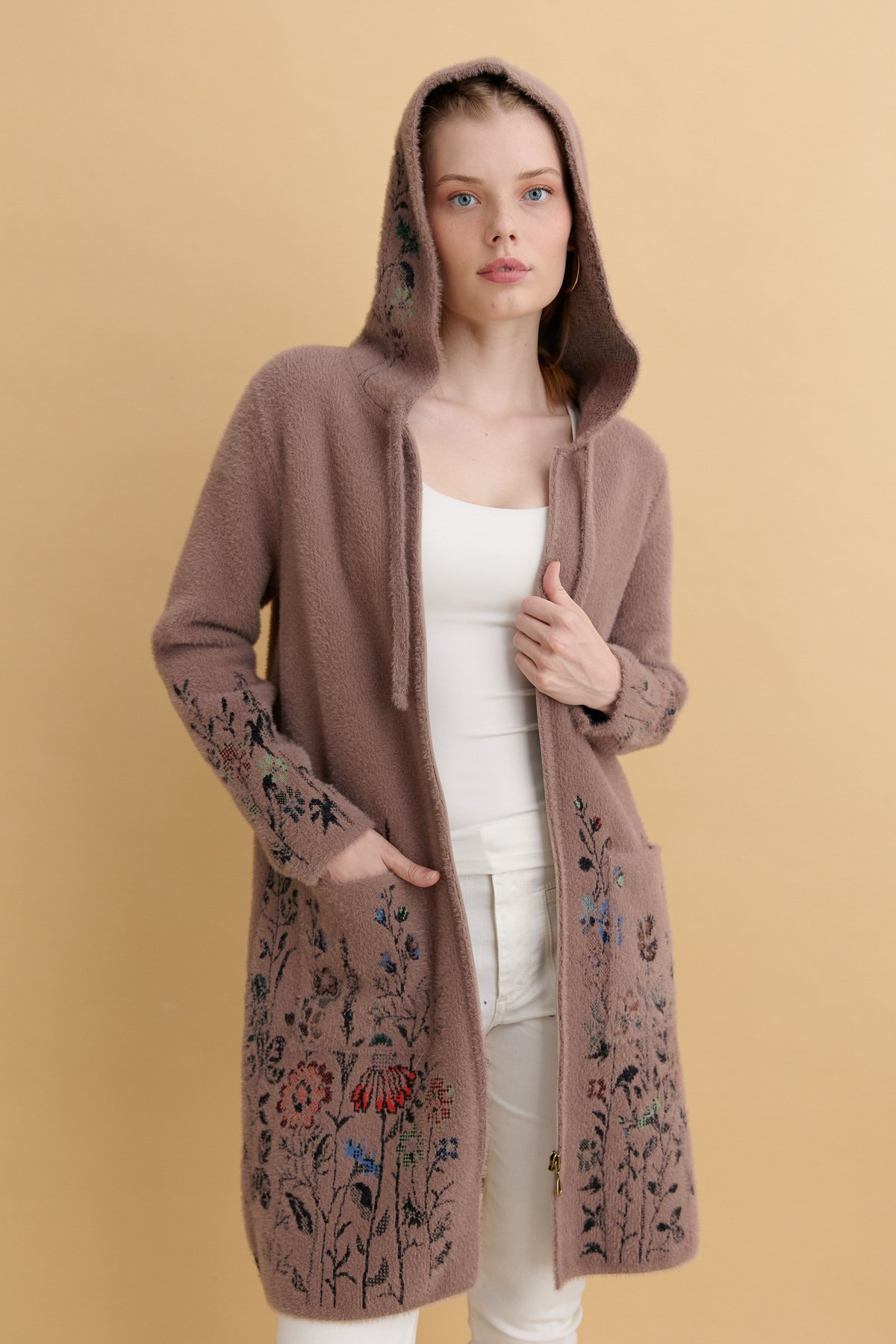 24007Kadın Kapüşonlu Eteği ve Kolu Kır Çiçeği Desenli Uzun Kaban Vizon