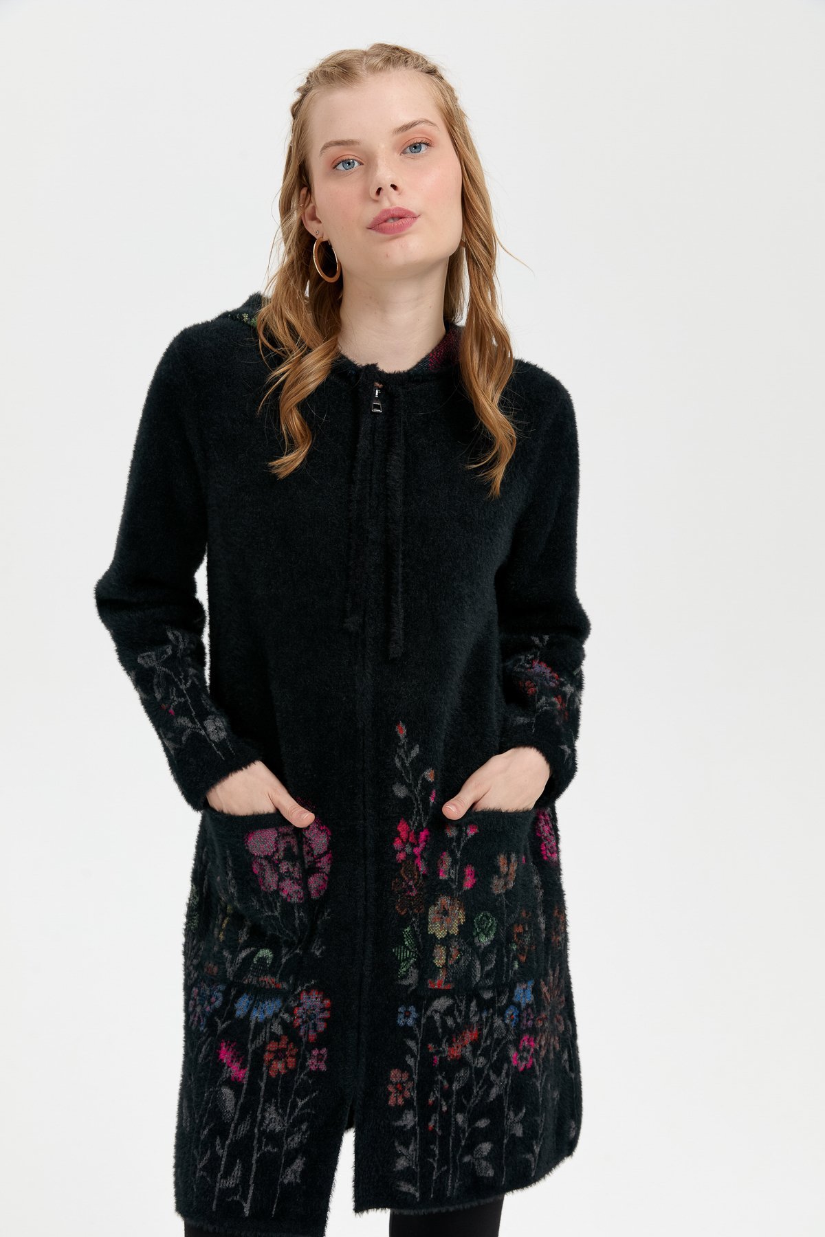 24007Kadın Kapüşonlu Eteği ve Kolu Kır Çiçeği Desenli Uzun Kaban Siyah