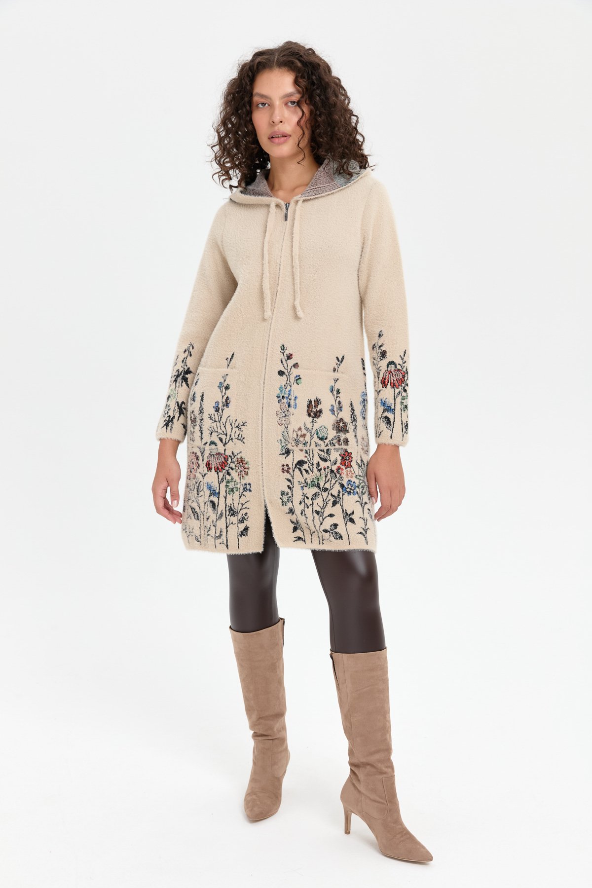 24007Kadın Kapüşonlu Eteği ve Kolu Kır Çiçeği Desenli Uzun Kaban Bej
