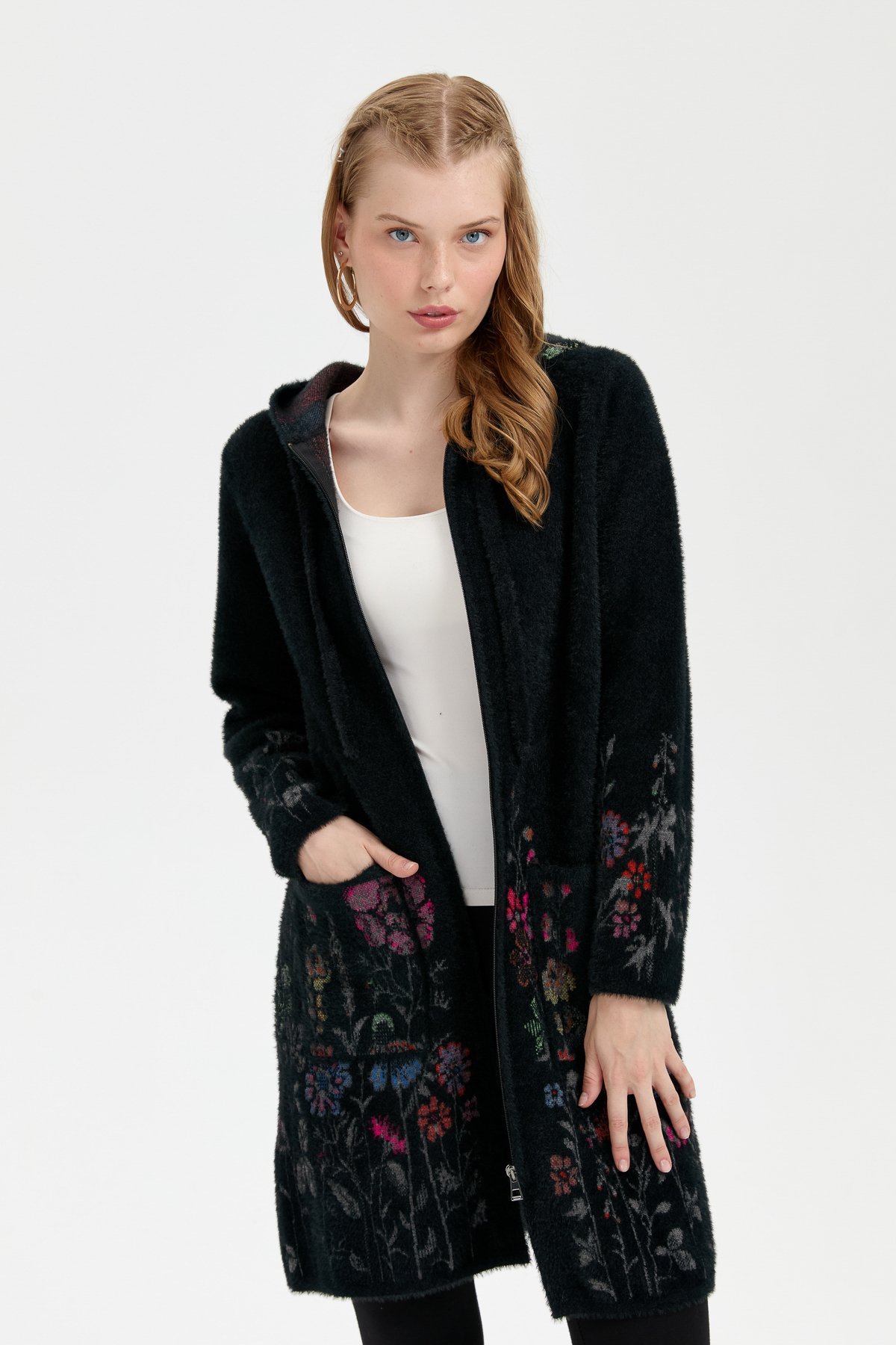 24007Kadın Kapüşonlu Eteği ve Kolu Kır Çiçeği Desenli Uzun Kaban Siyah