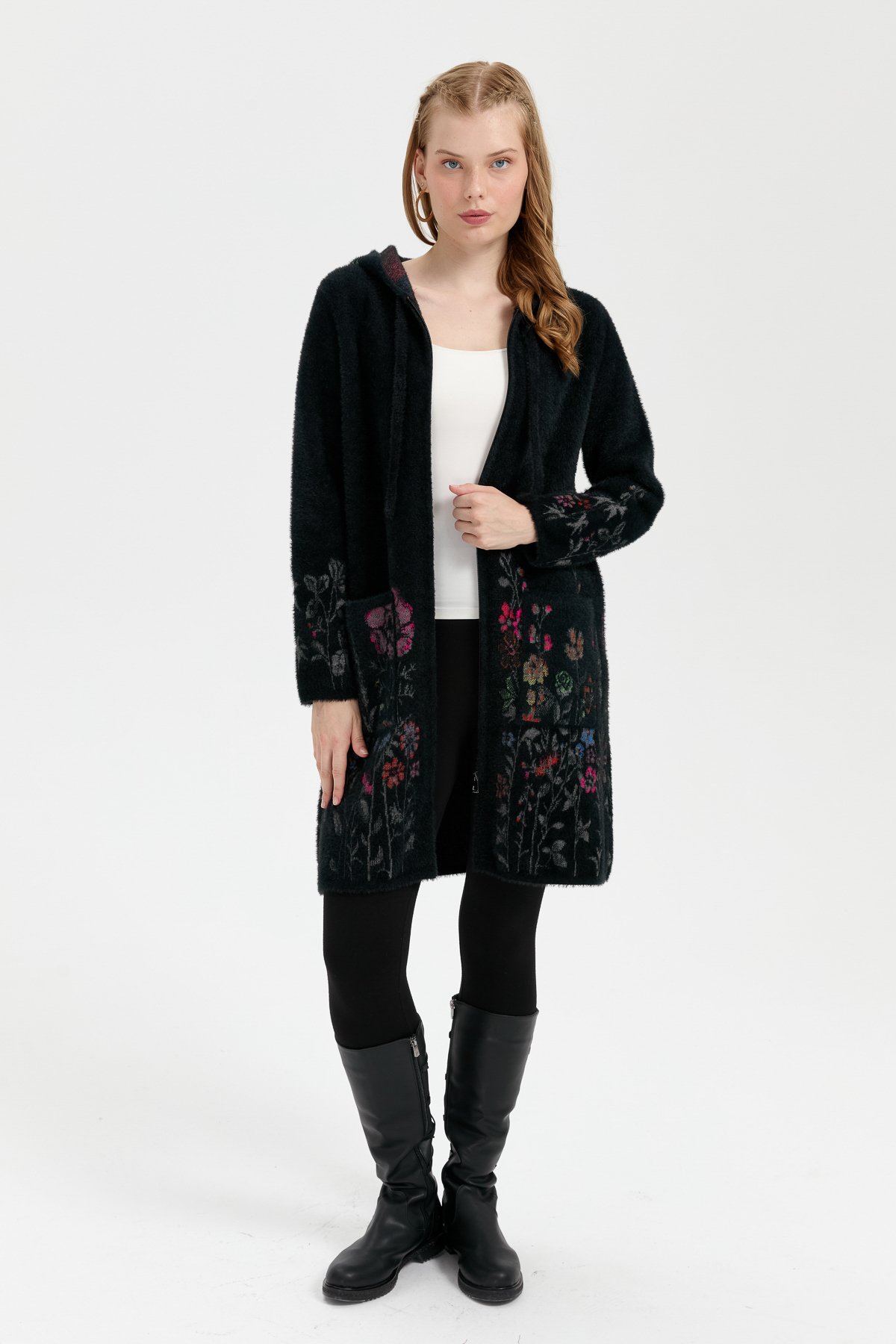 24007Kadın Kapüşonlu Eteği ve Kolu Kır Çiçeği Desenli Uzun Kaban Siyah