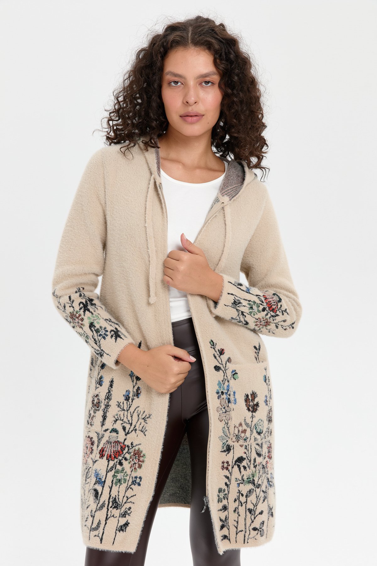 24007Kadın Kapüşonlu Eteği ve Kolu Kır Çiçeği Desenli Uzun Kaban Bej