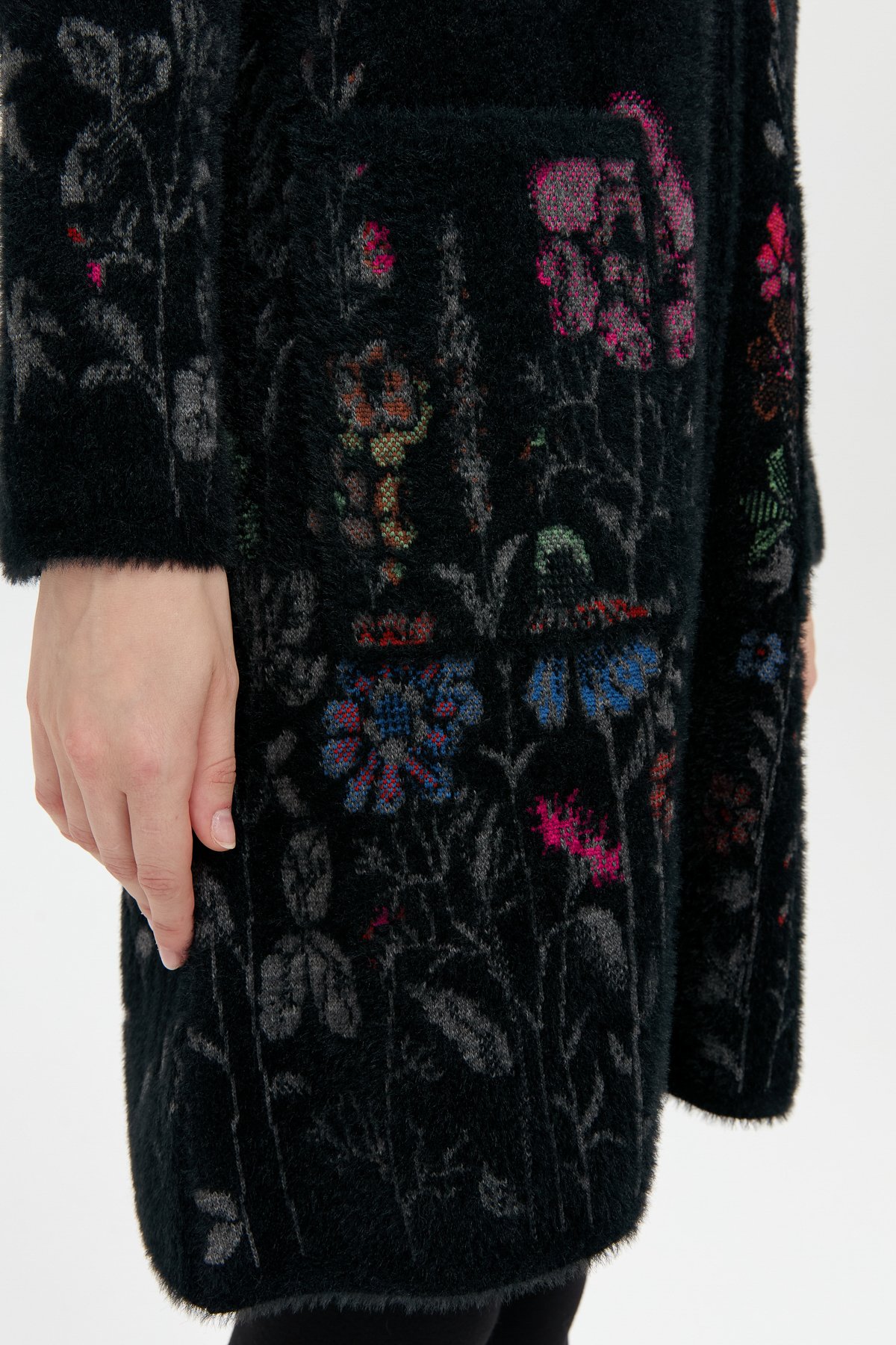 24007Kadın Kapüşonlu Eteği ve Kolu Kır Çiçeği Desenli Uzun Kaban Siyah