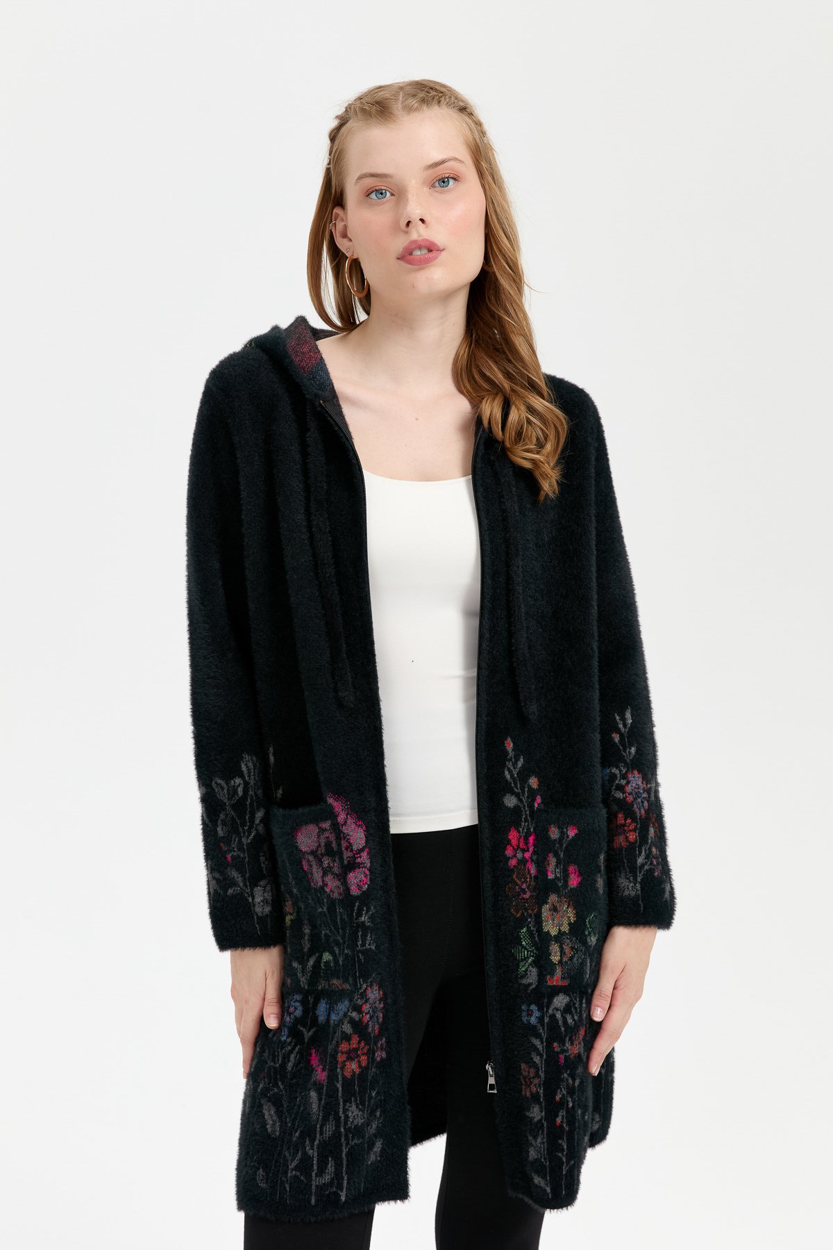 24007Kadın Kapüşonlu Eteği ve Kolu Kır Çiçeği Desenli Uzun Kaban Siyah