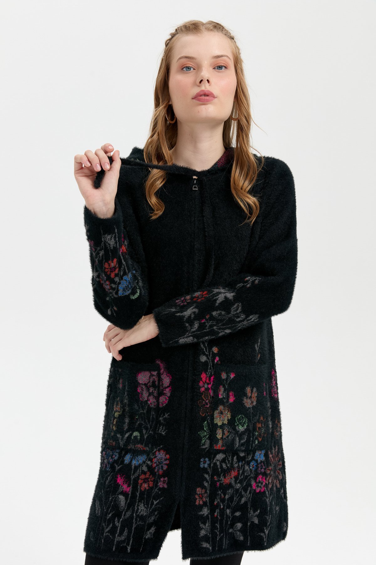 24007Kadın Kapüşonlu Eteği ve Kolu Kır Çiçeği Desenli Uzun Kaban Siyah