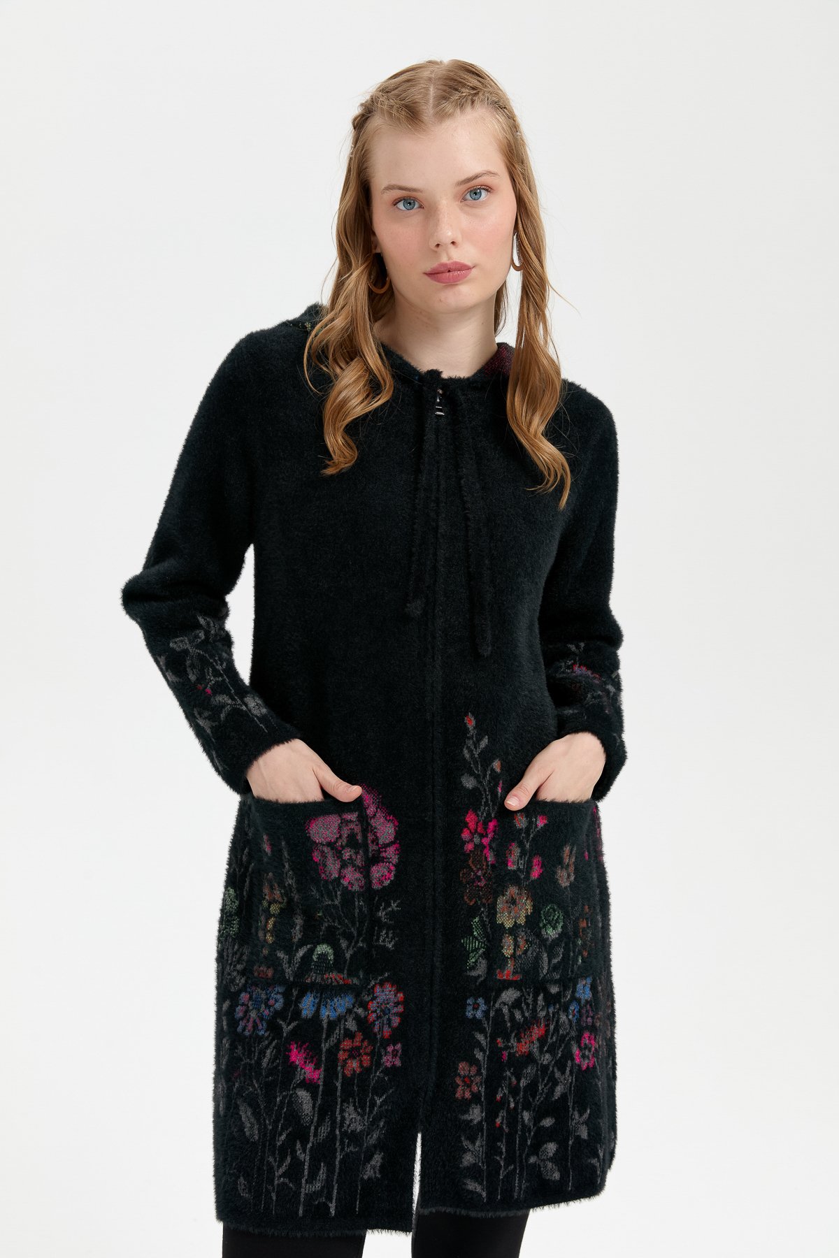 24007Kadın Kapüşonlu Eteği ve Kolu Kır Çiçeği Desenli Uzun Kaban Siyah