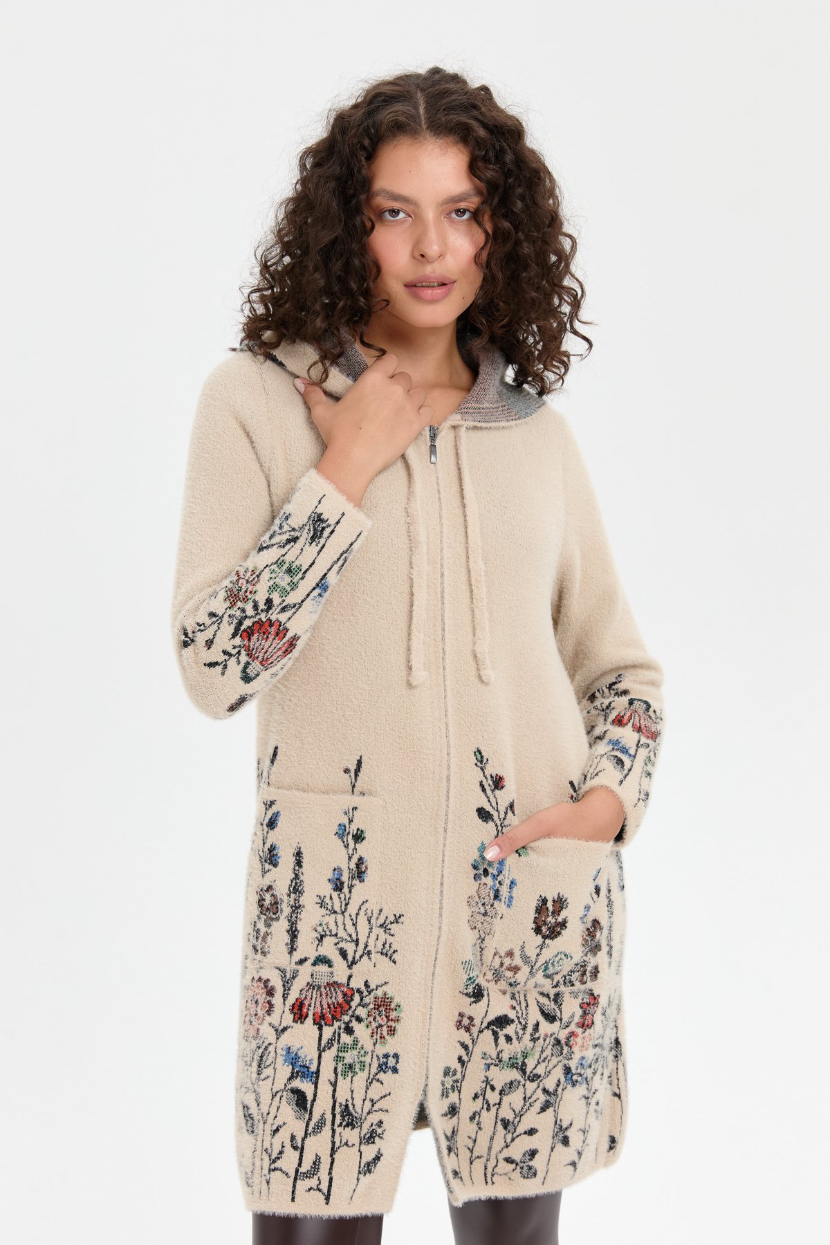24007Kadın Kapüşonlu Eteği ve Kolu Kır Çiçeği Desenli Uzun Kaban Bej