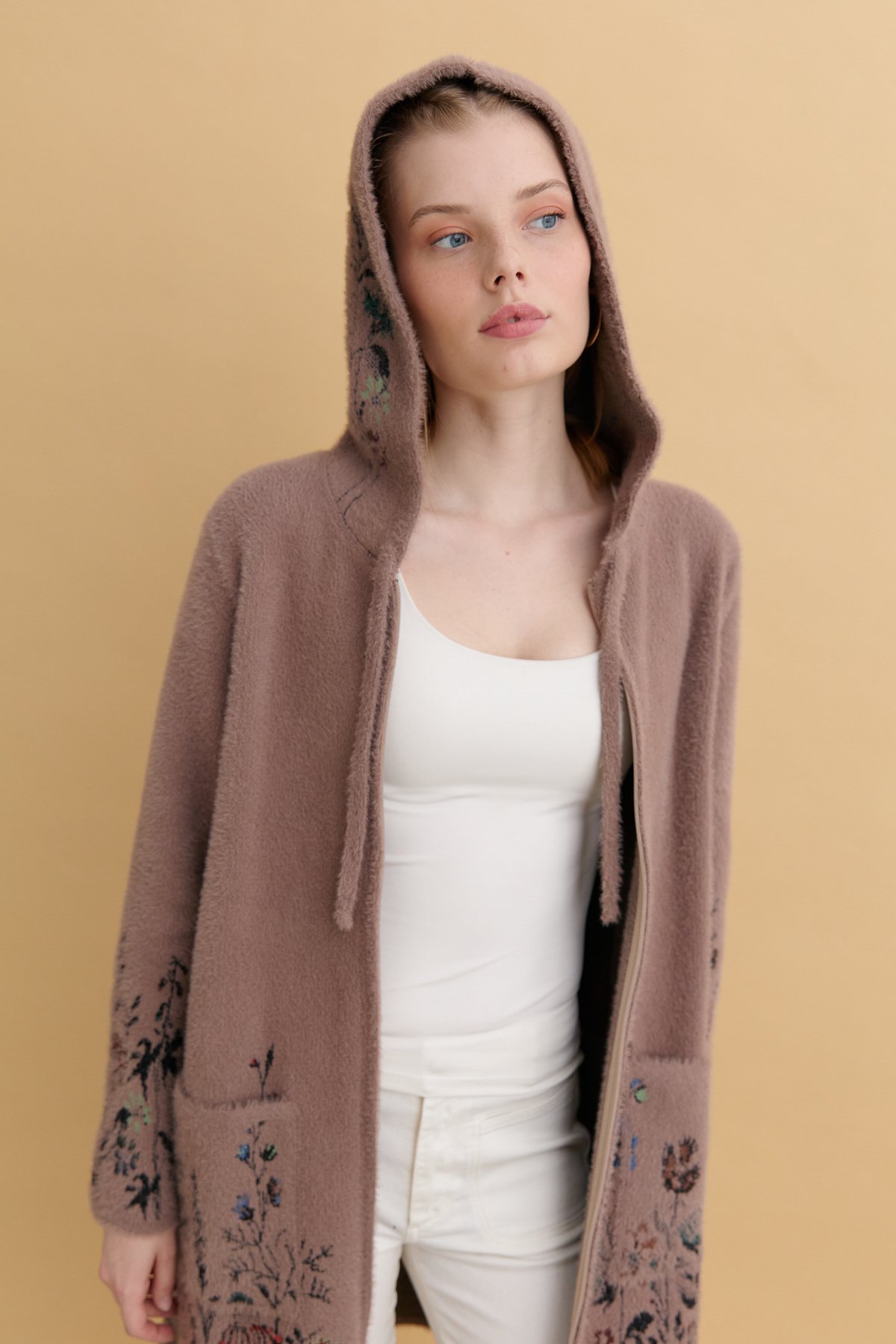 24007Kadın Kapüşonlu Eteği ve Kolu Kır Çiçeği Desenli Uzun Kaban Vizon