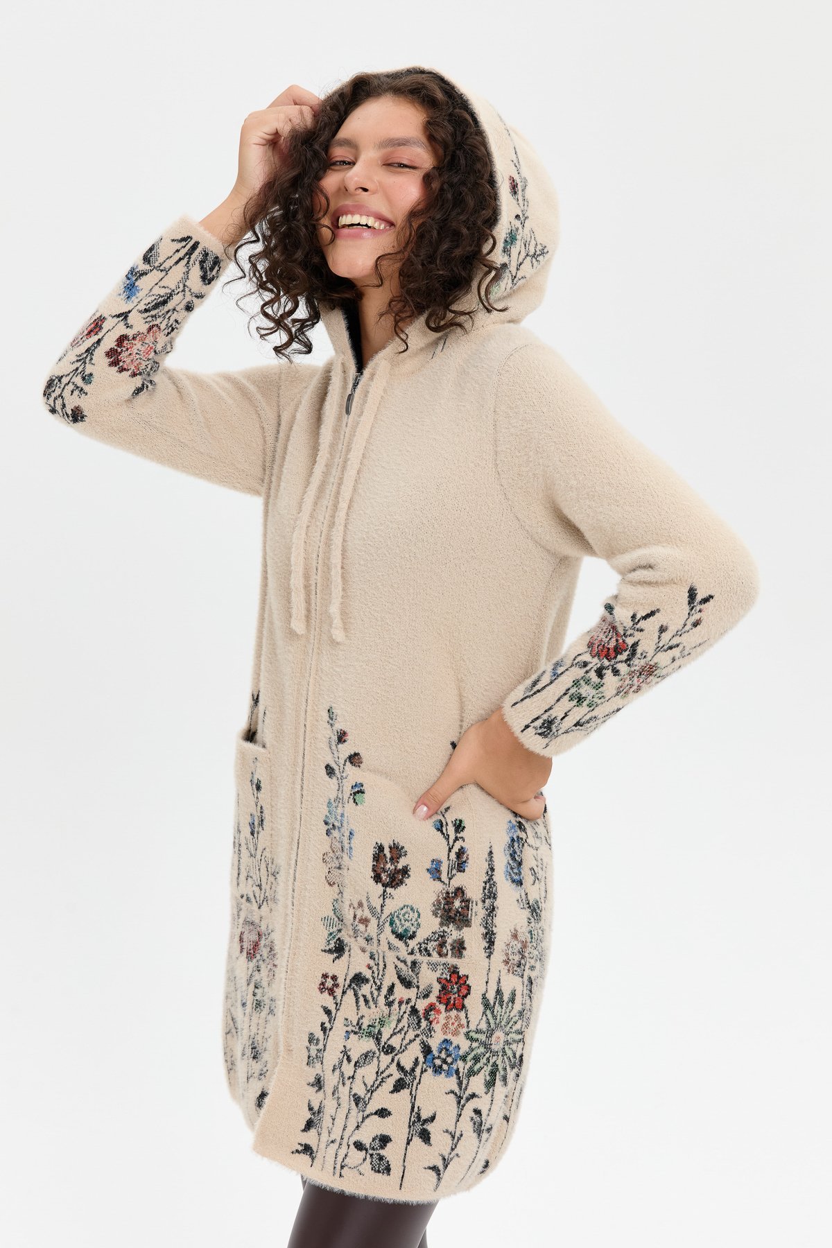 24007Kadın Kapüşonlu Eteği ve Kolu Kır Çiçeği Desenli Uzun Kaban Bej