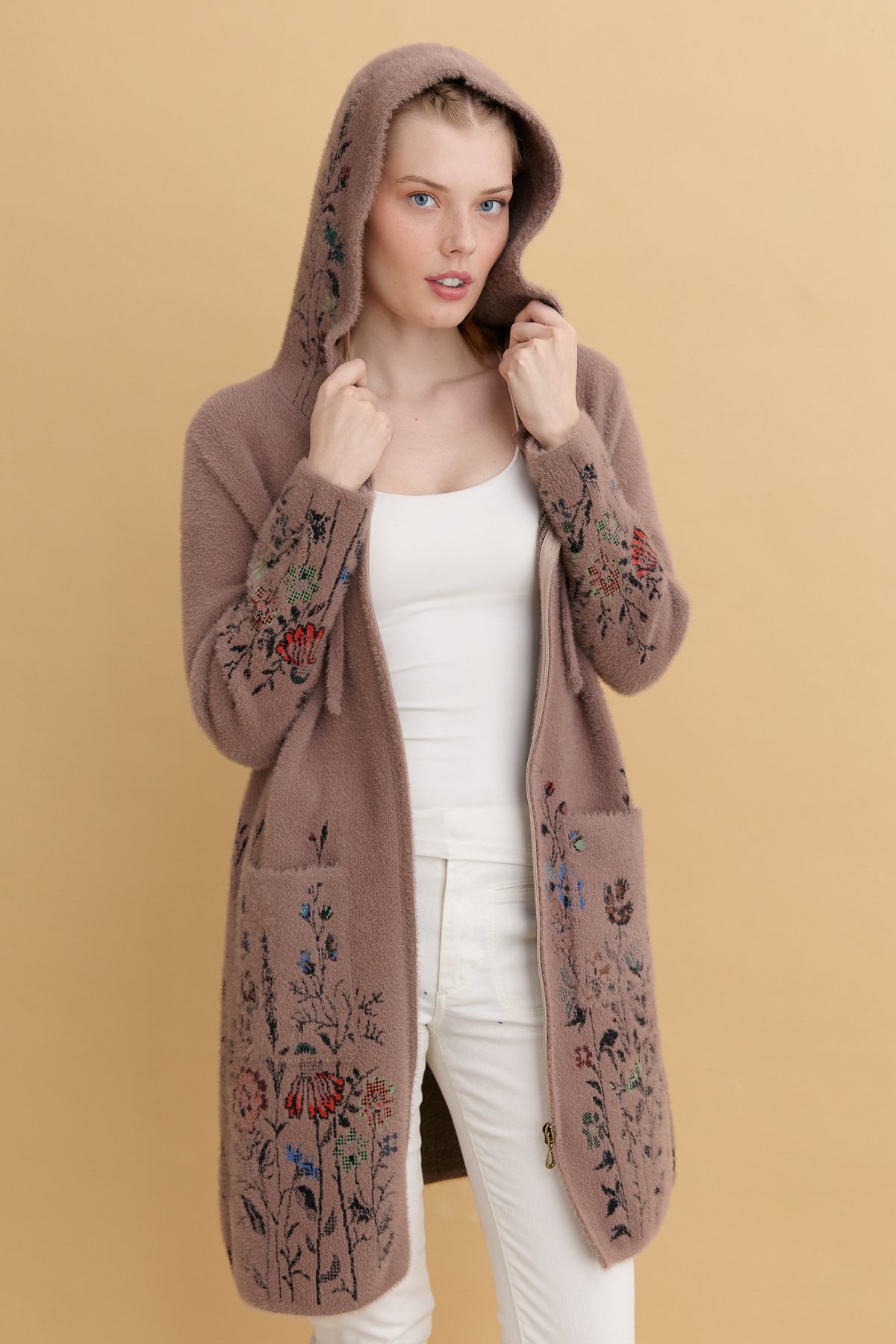 24007Kadın Kapüşonlu Eteği ve Kolu Kır Çiçeği Desenli Uzun Kaban Vizon