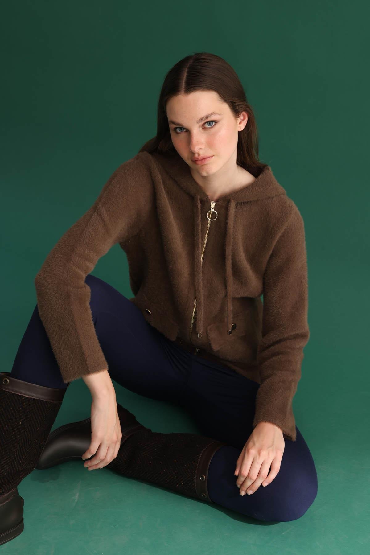 25005Kadın Kapüşonlu Fermuarlı Kısa Triko Ceket Kahve