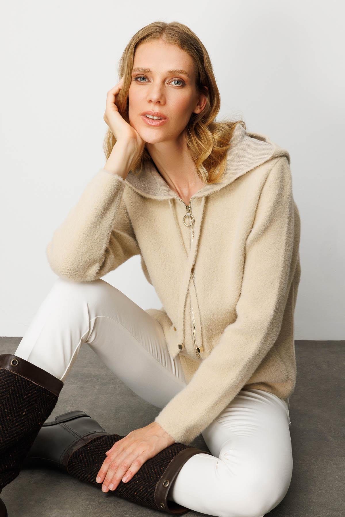 25005Kadın Kapüşonlu Fermuarlı Kısa Triko Ceket Bej