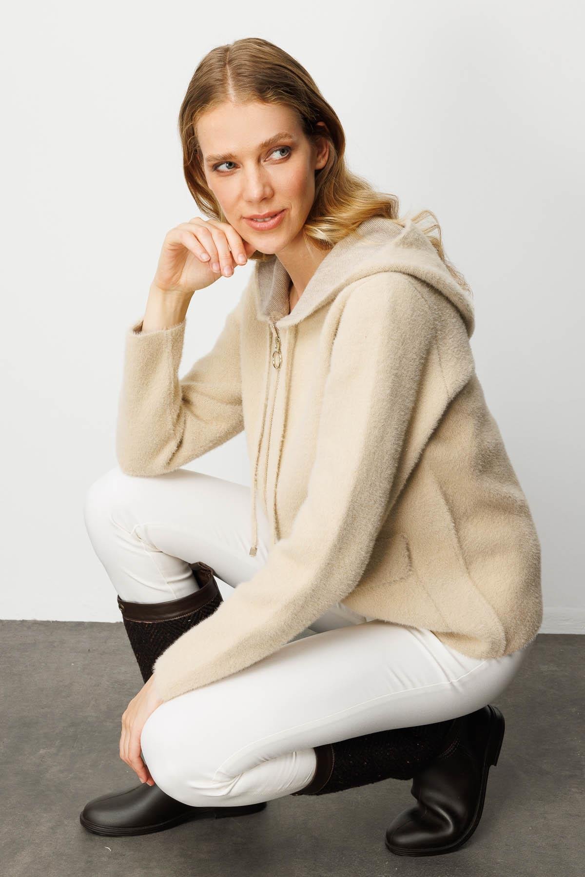 25005Kadın Kapüşonlu Fermuarlı Kısa Triko Ceket Bej