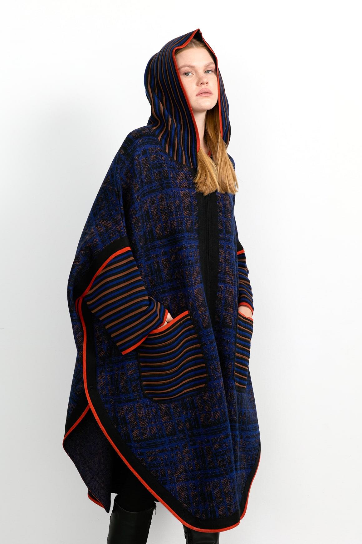 23064Kadın Kapüşonlu Fermuarlı Panço Siyah