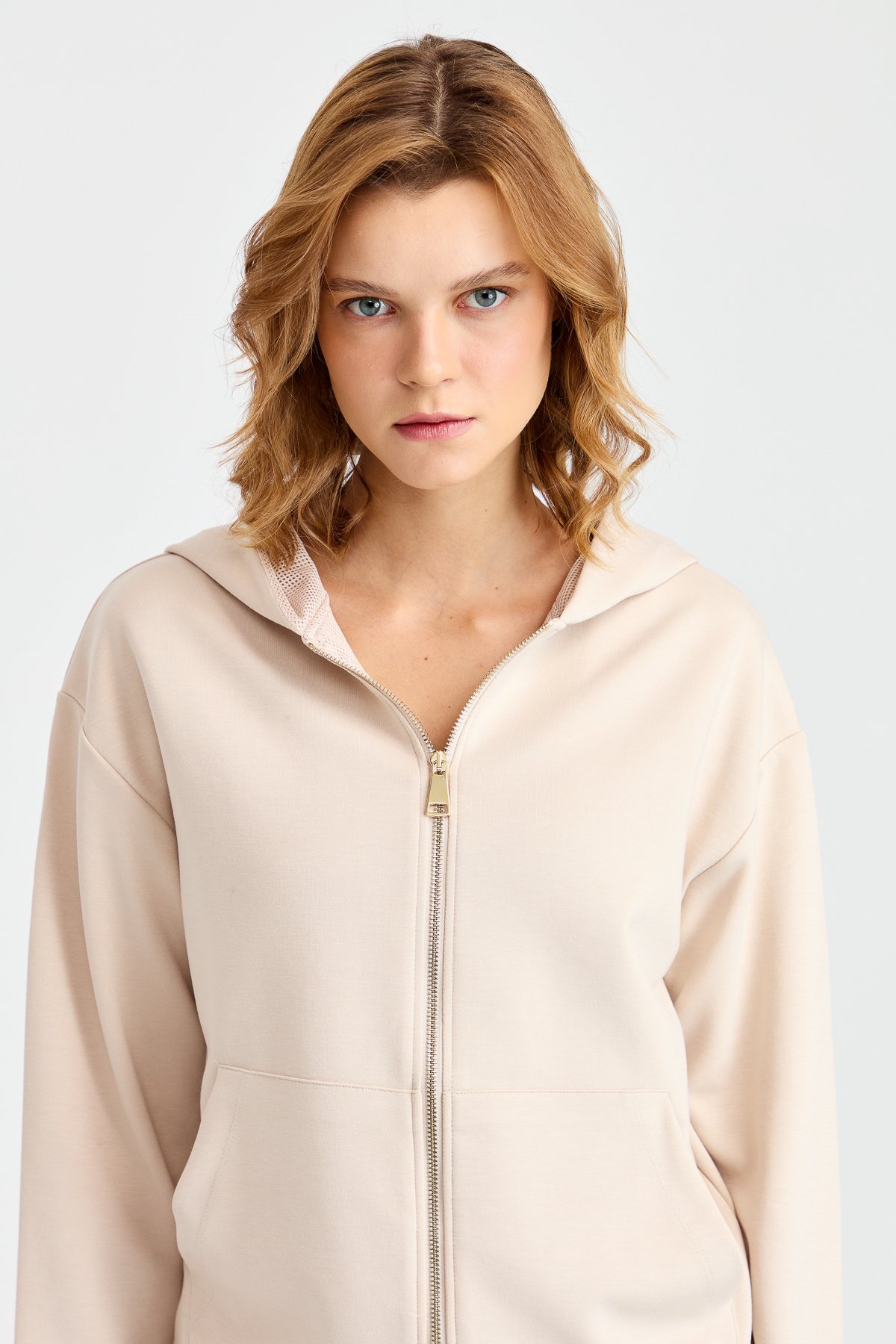 KMK23005Женский сетчатый свитер с капюшоном и боковыми карманами