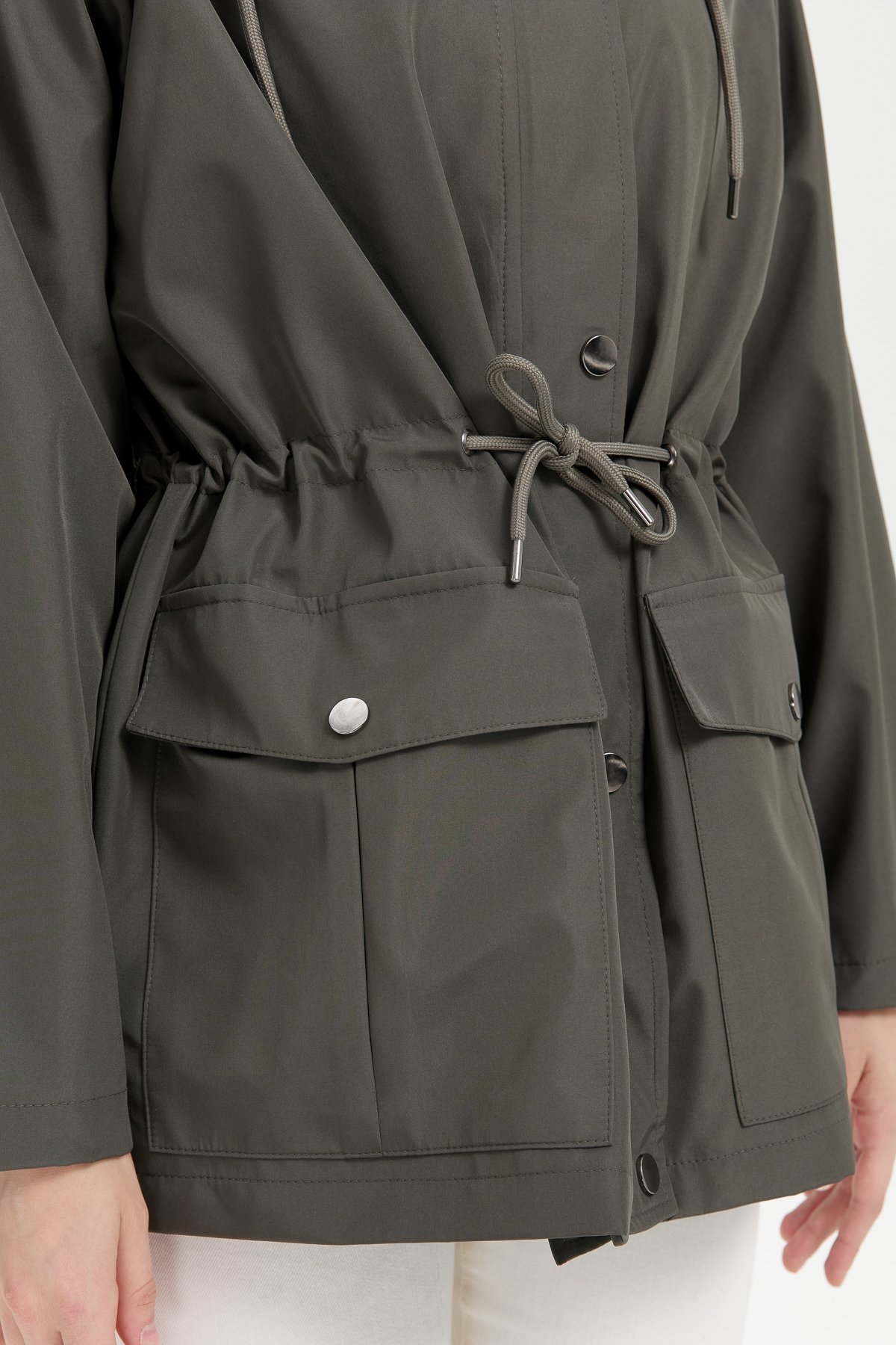 24416Kadın Kapüşonlu Kapaklı Cepli Kısa Trençkot Yeşil