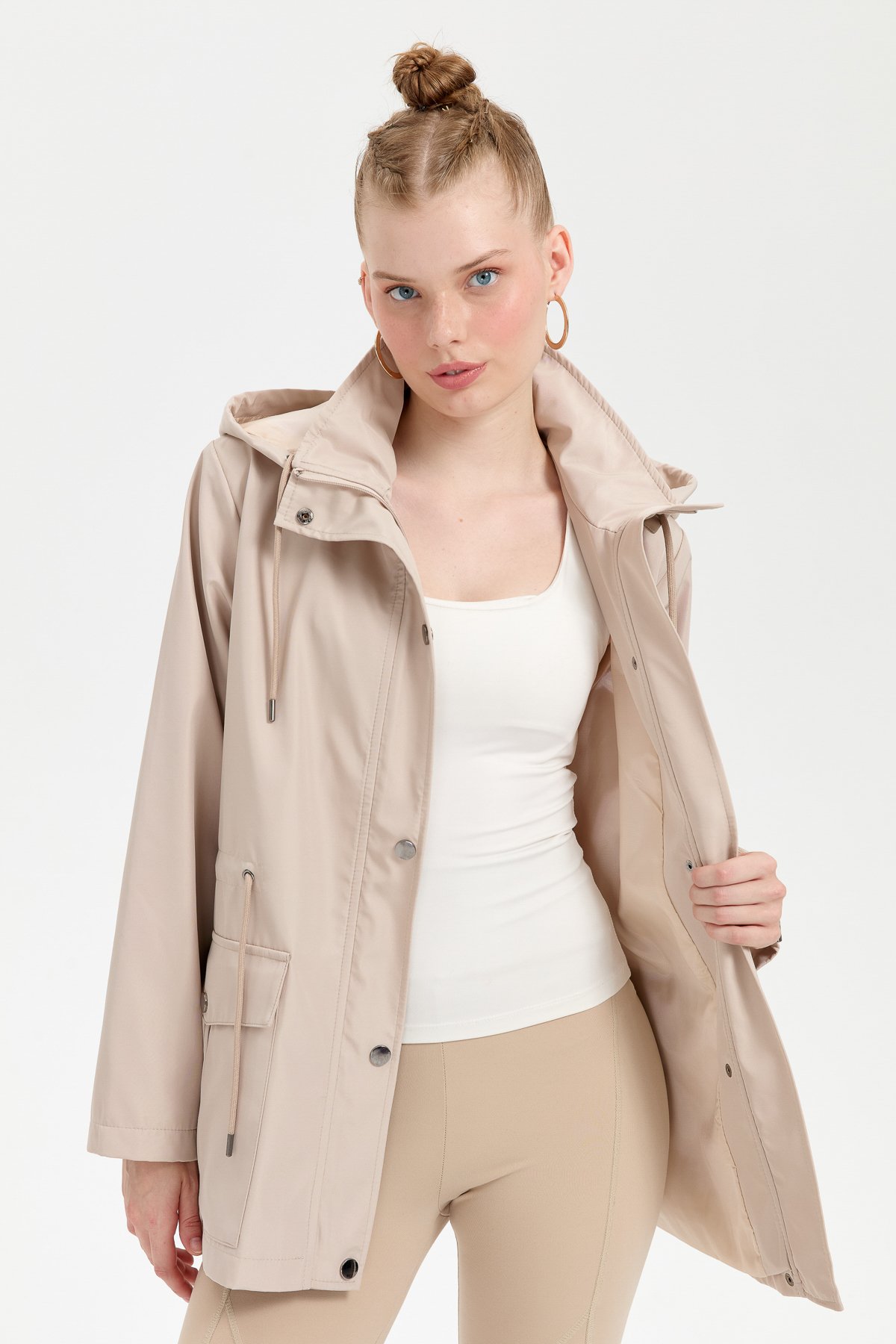 24416Kadın Kapüşonlu Kapaklı Cepli Kısa Trençkot Bej