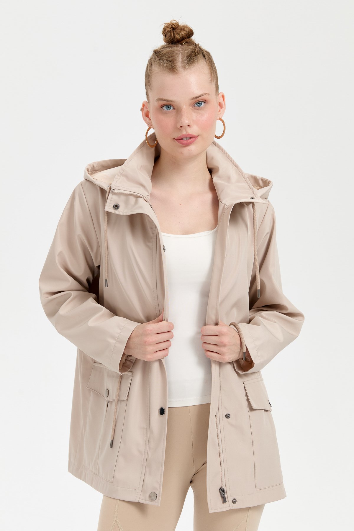 24416Kadın Kapüşonlu Kapaklı Cepli Kısa Trençkot Bej