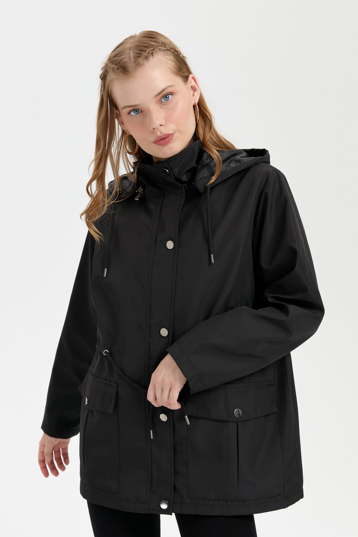 24416Kadın Kapüşonlu Kapaklı Cepli Kısa Trençkot Siyah