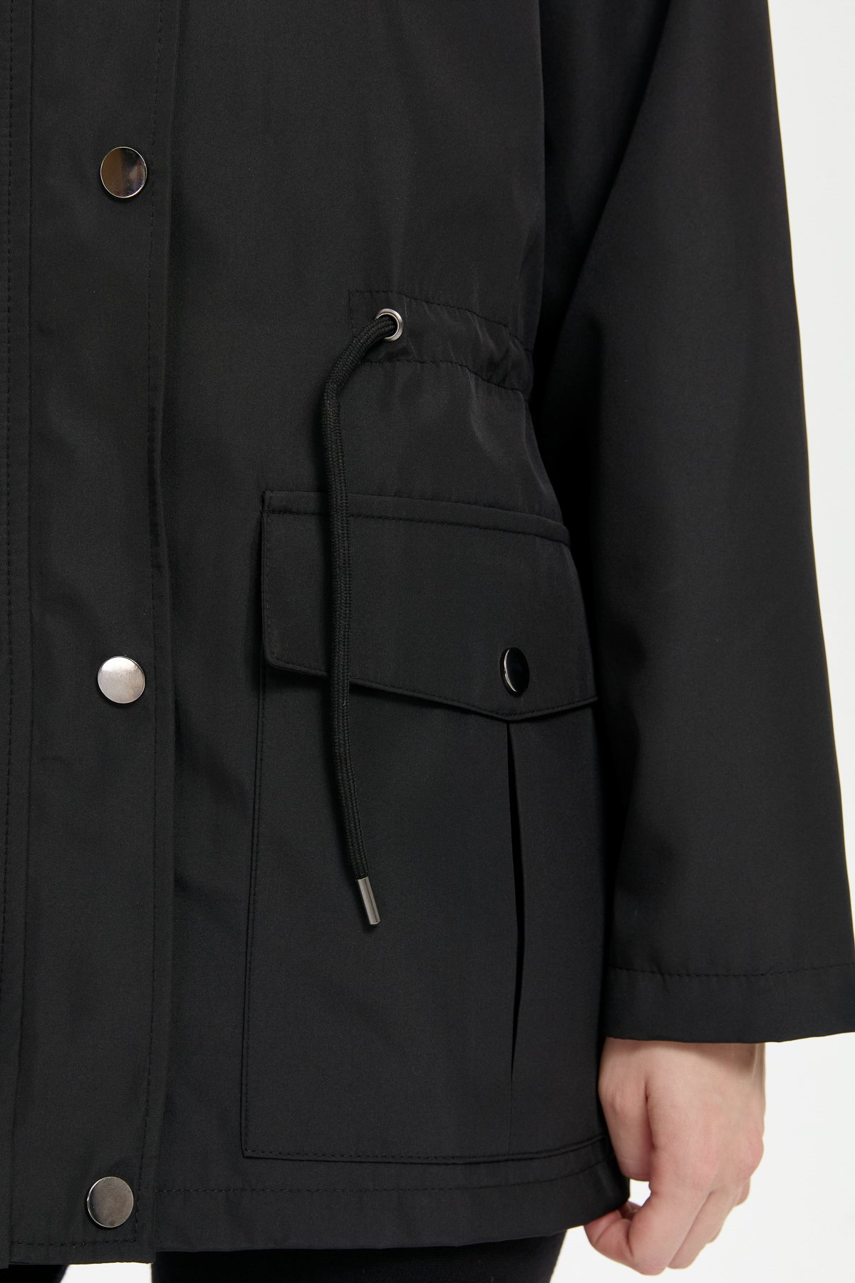 24416Kadın Kapüşonlu Kapaklı Cepli Kısa Trençkot Siyah