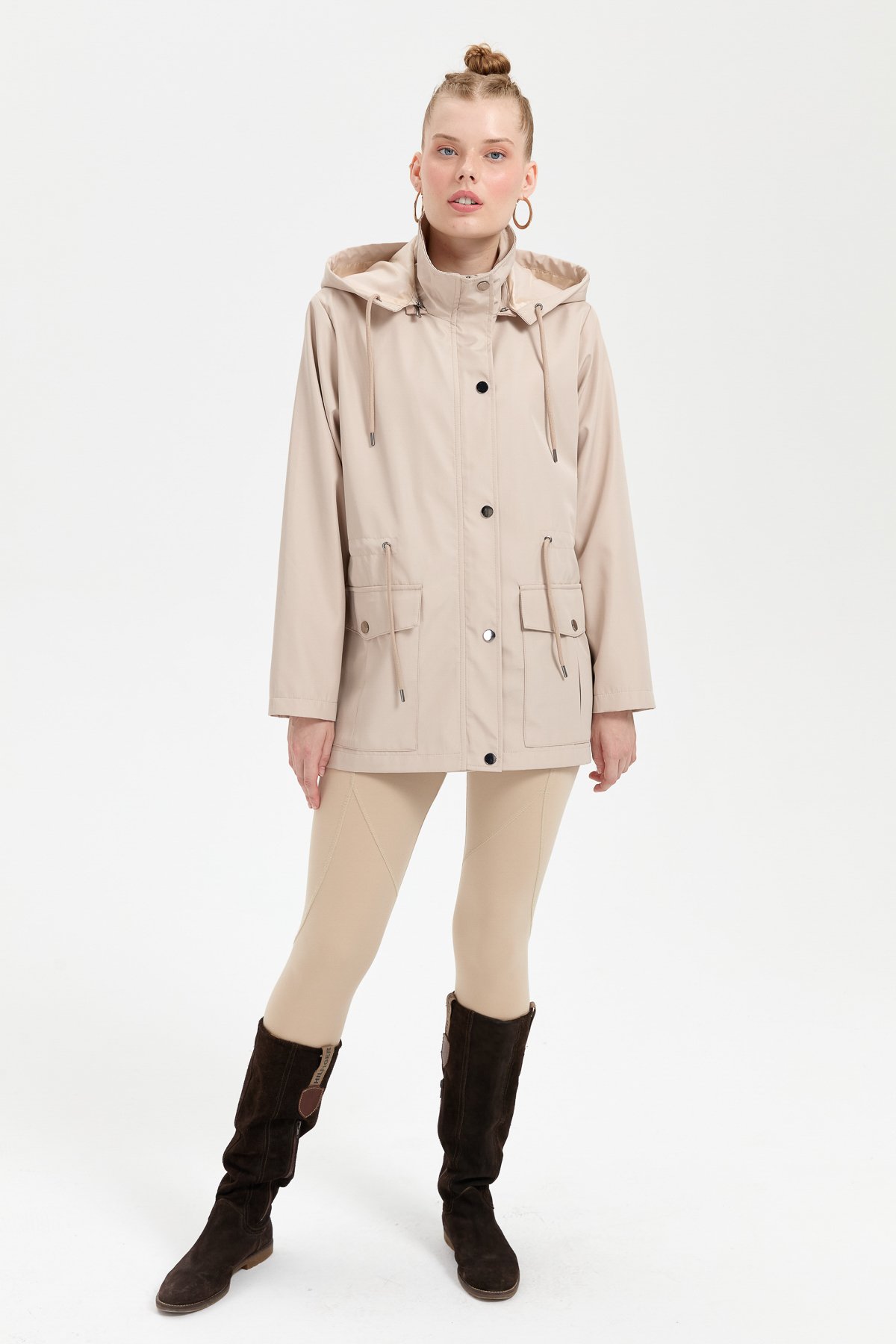 24416Kadın Kapüşonlu Kapaklı Cepli Kısa Trençkot Bej