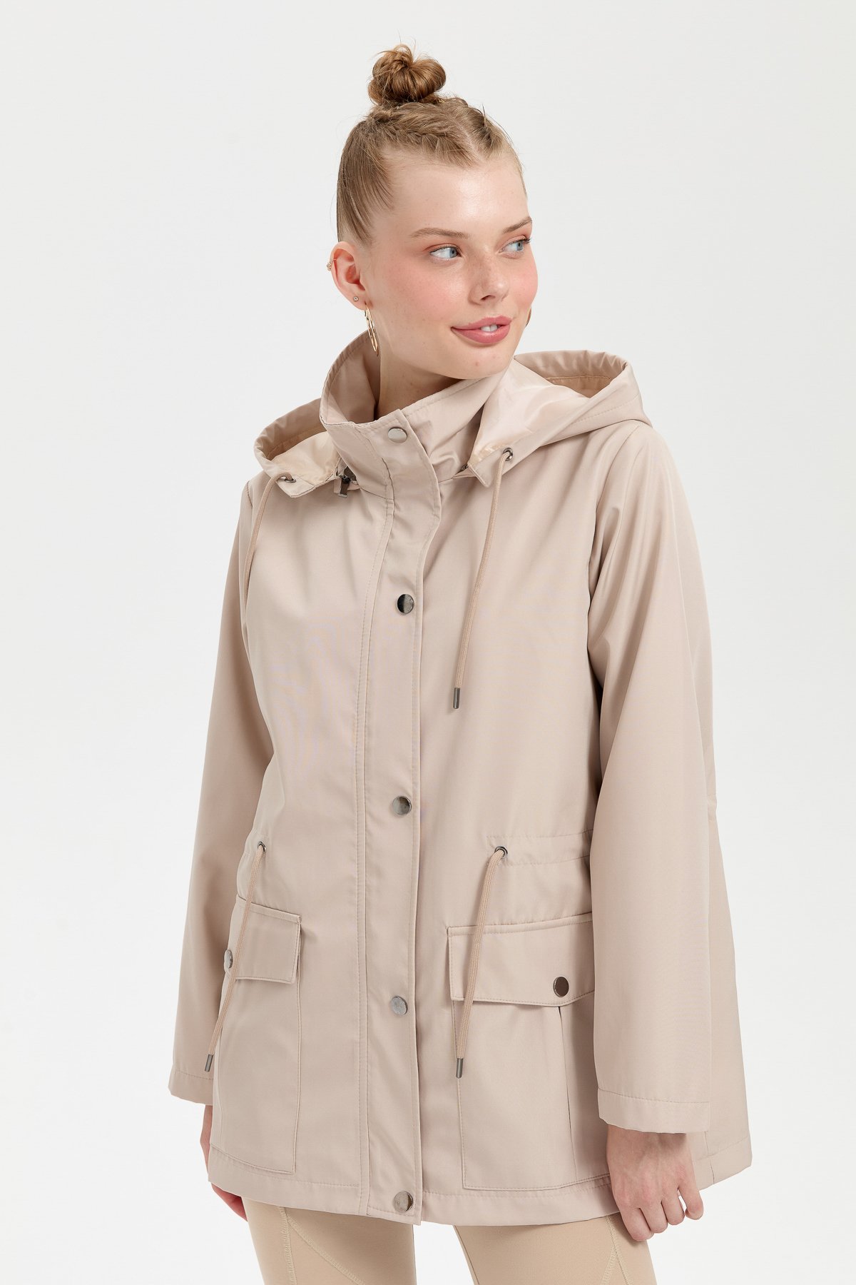 24416Kadın Kapüşonlu Kapaklı Cepli Kısa Trençkot Bej