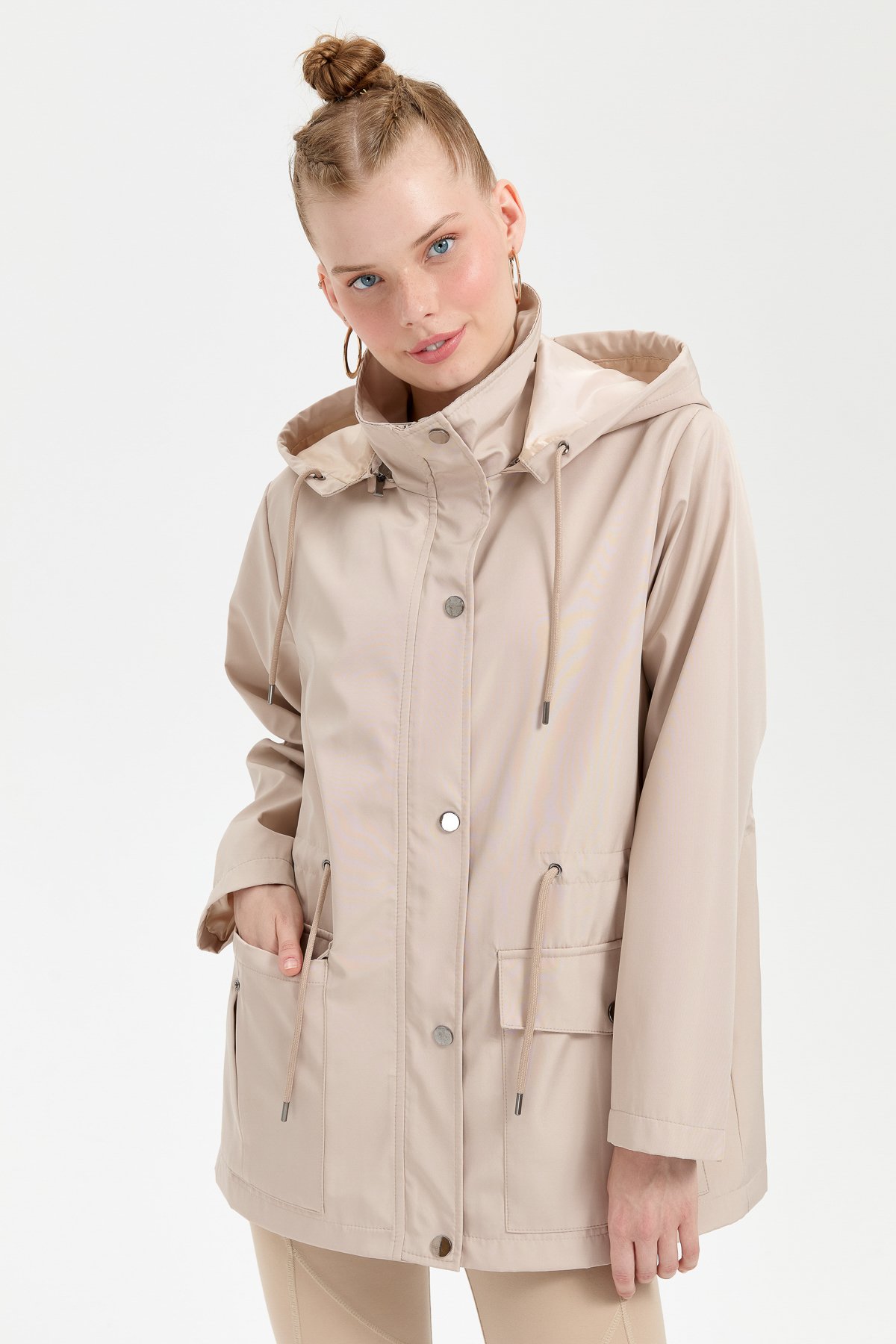24416Kadın Kapüşonlu Kapaklı Cepli Kısa Trençkot Bej